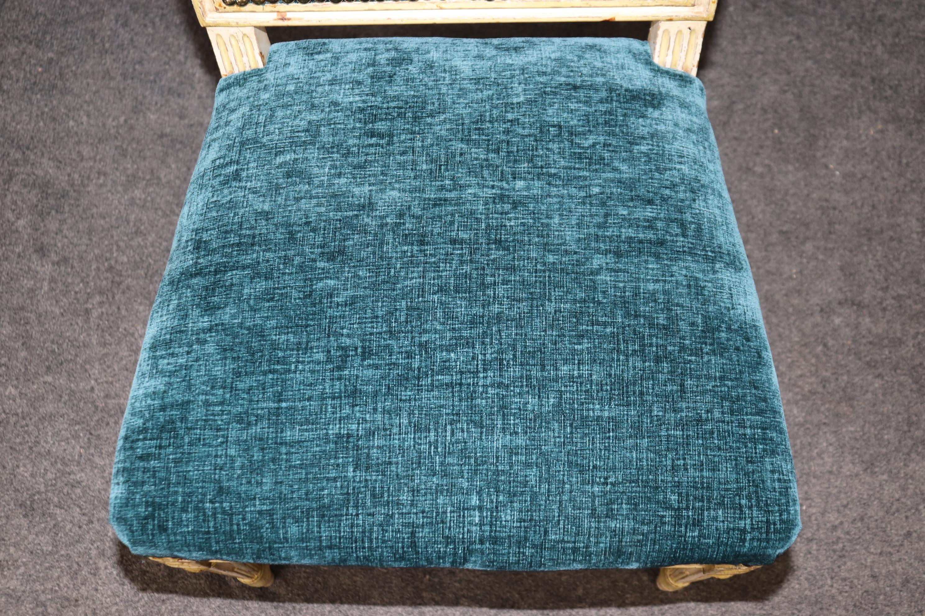 Paire de chaises d'appoint françaises de style Louis XVI peintes en crème en vente 6