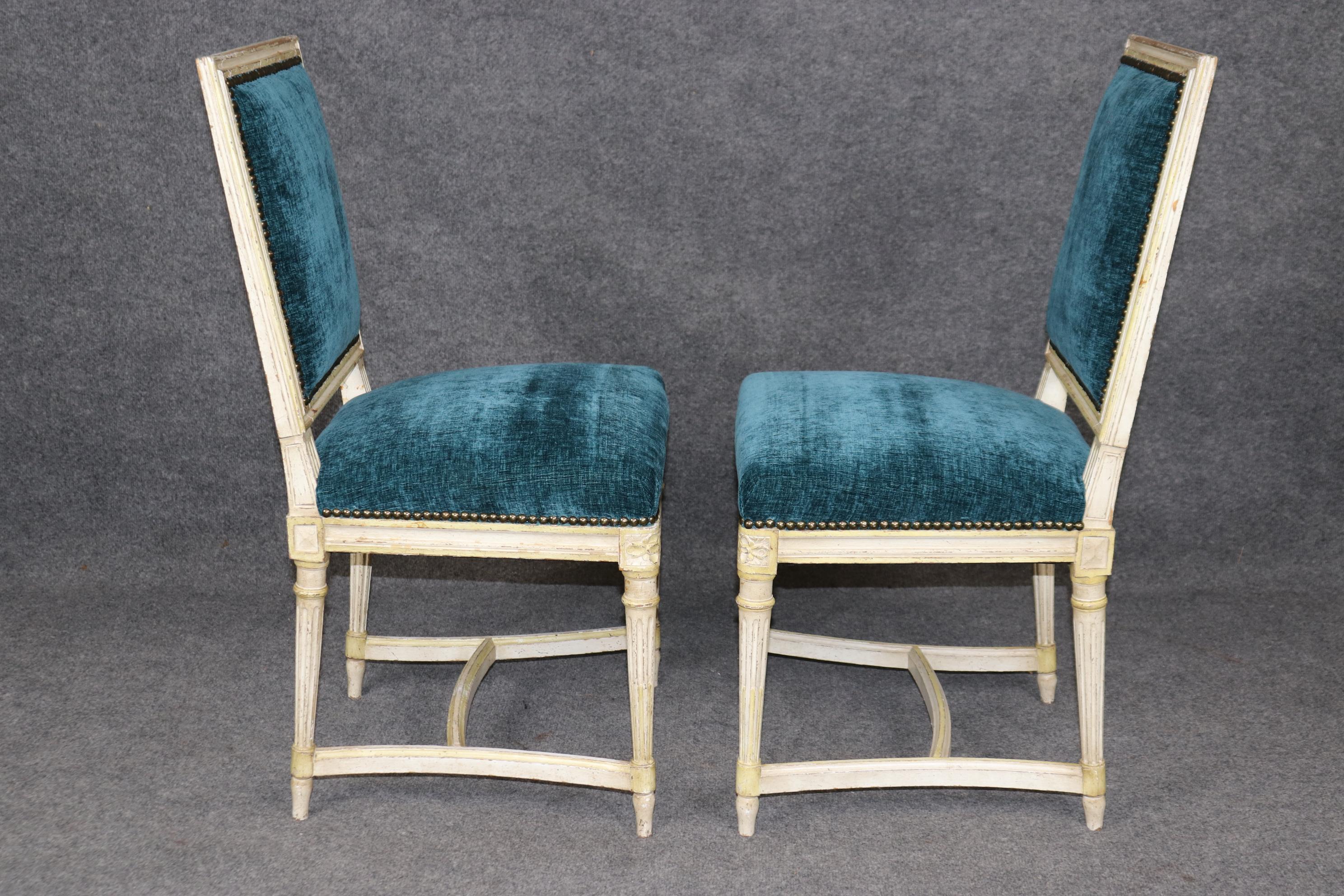 Français Paire de chaises d'appoint françaises de style Louis XVI peintes en crème en vente