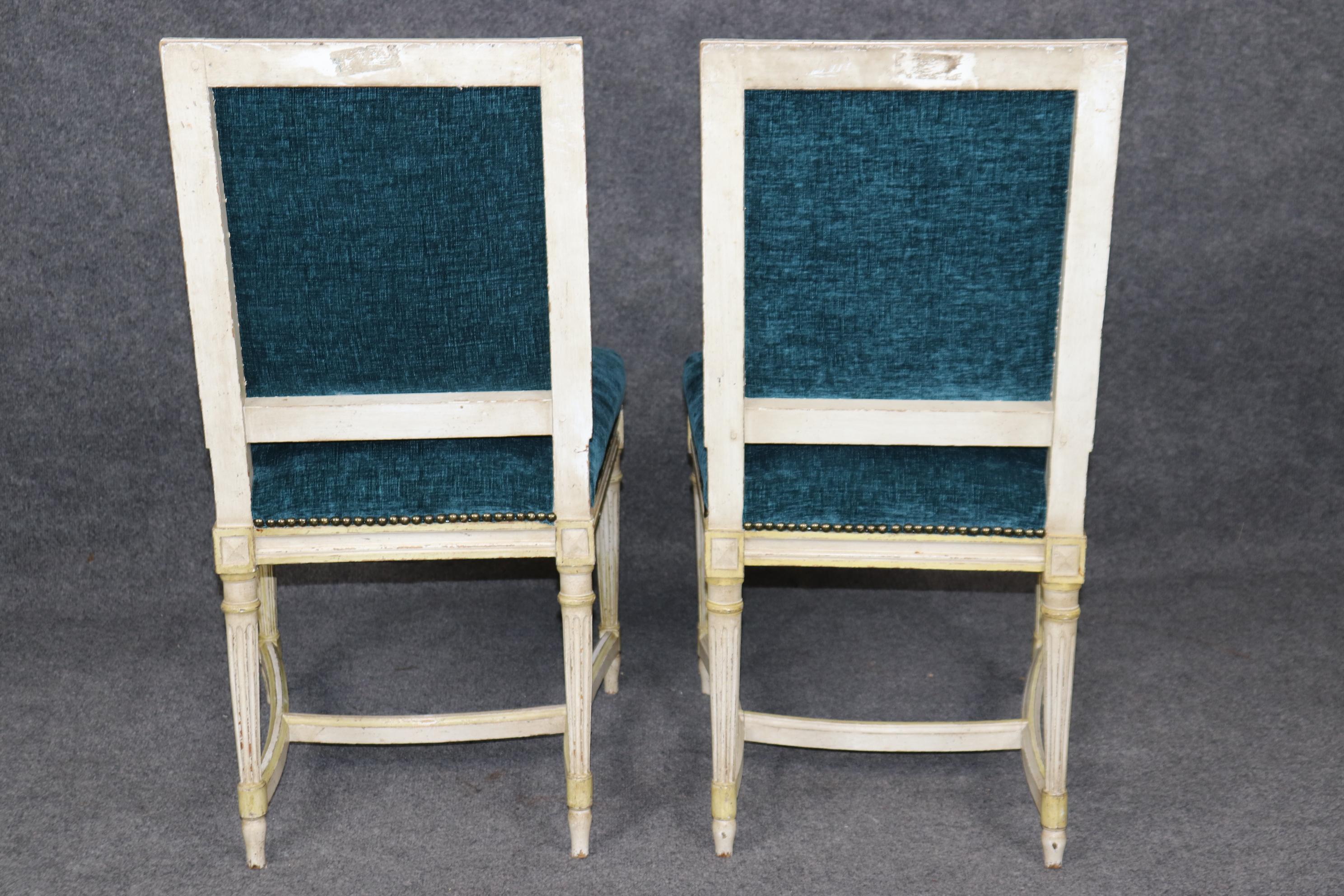 Paire de chaises d'appoint françaises de style Louis XVI peintes en crème Bon état - En vente à Swedesboro, NJ