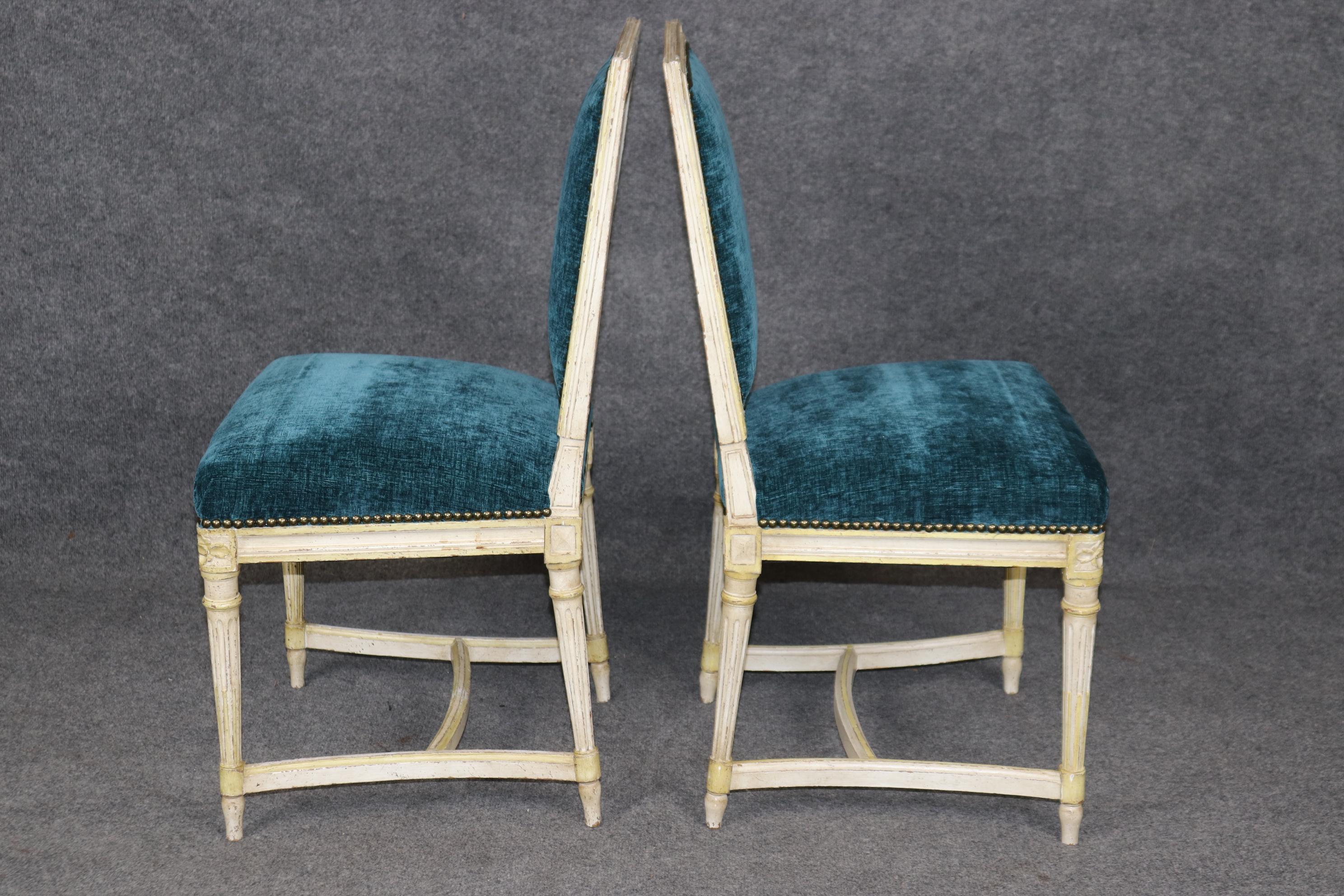 Milieu du XXe siècle Paire de chaises d'appoint françaises de style Louis XVI peintes en crème en vente
