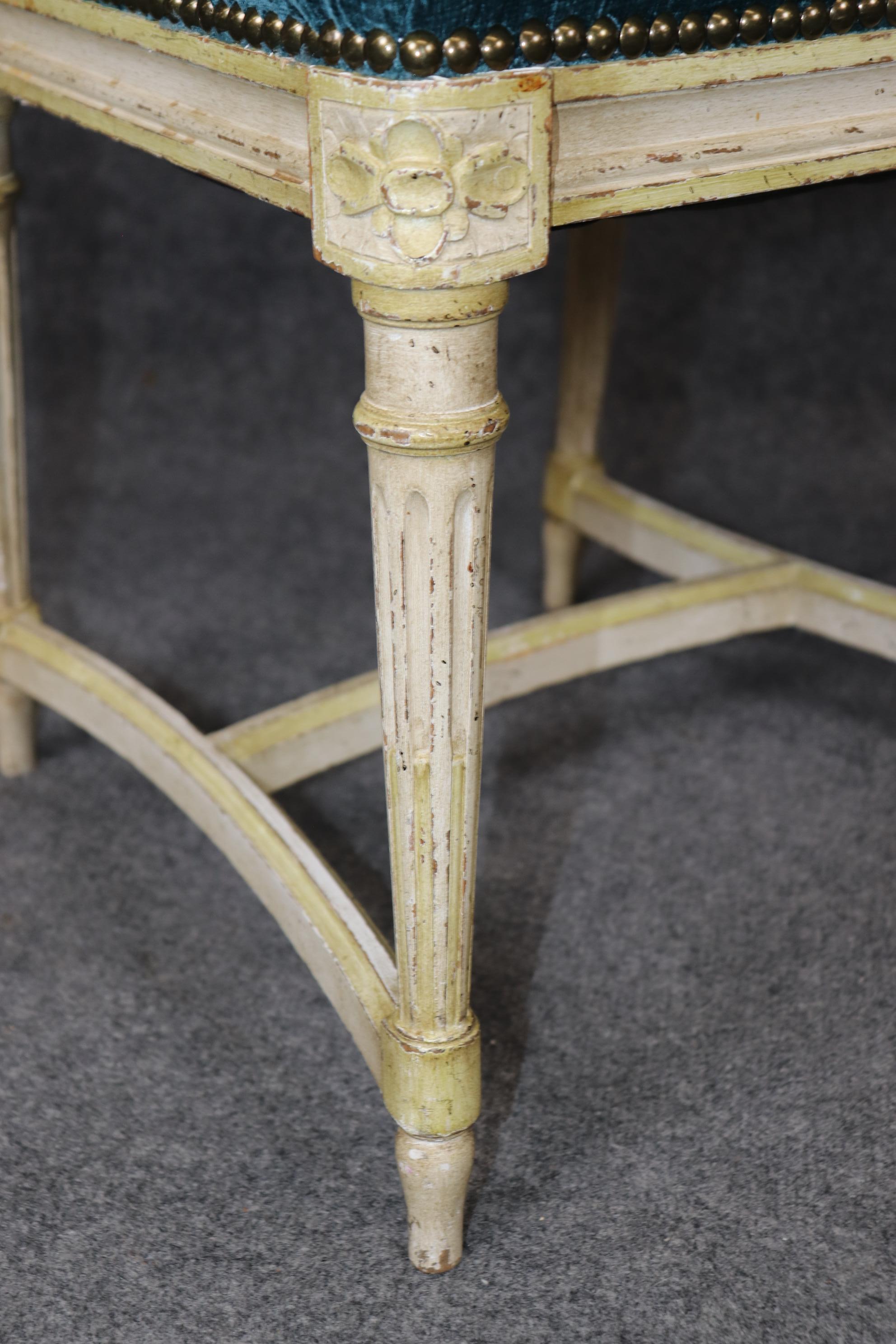Paire de chaises d'appoint françaises de style Louis XVI peintes en crème en vente 1