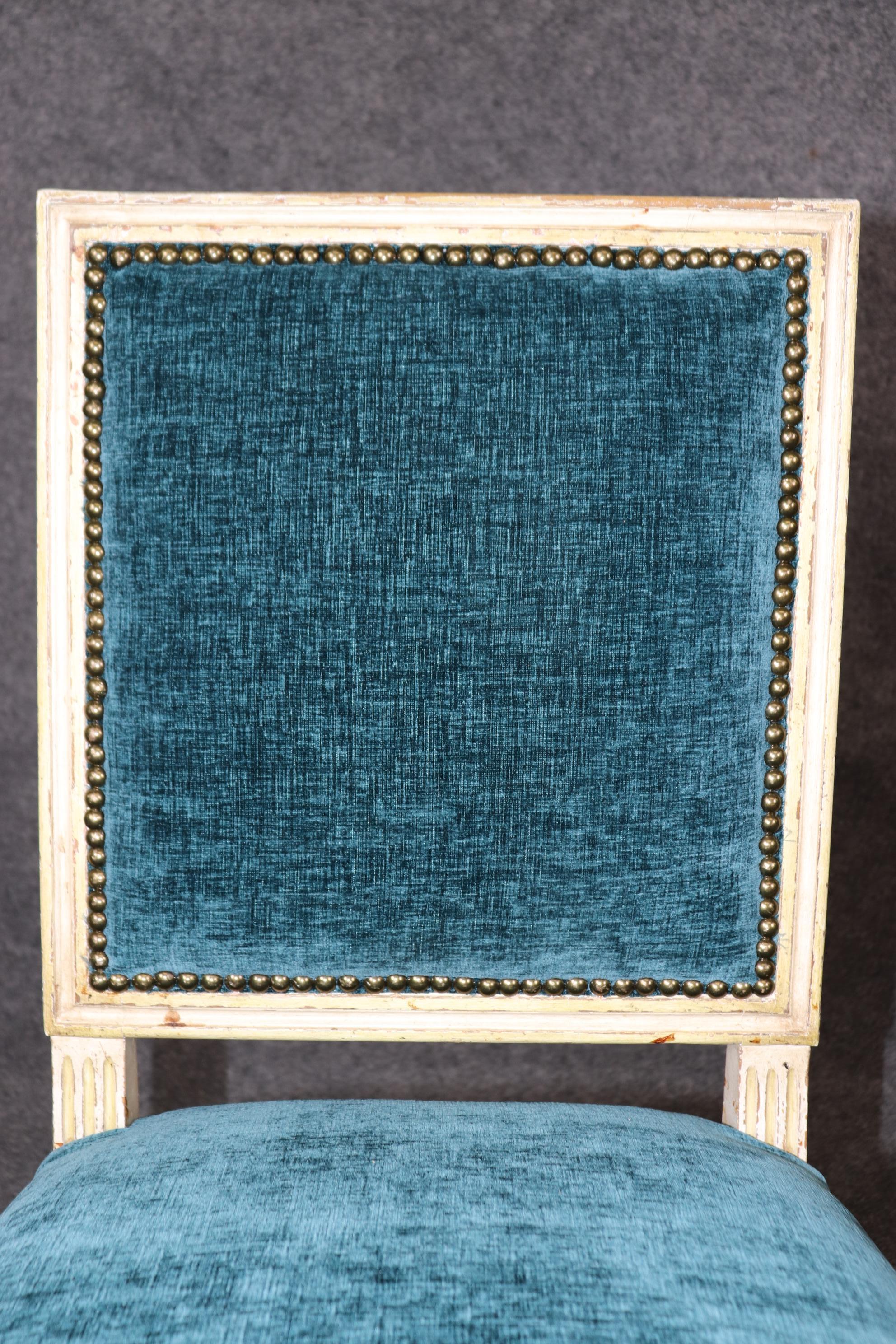 Paire de chaises d'appoint françaises de style Louis XVI peintes en crème en vente 3