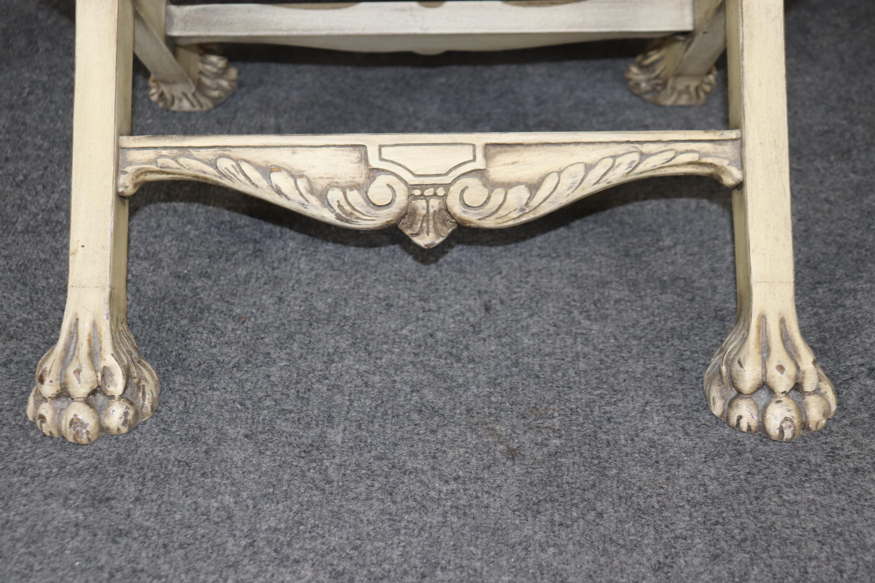 Paire de tabourets de style Régence française peints en crème avec tête de lion sculptée en X en vente 3