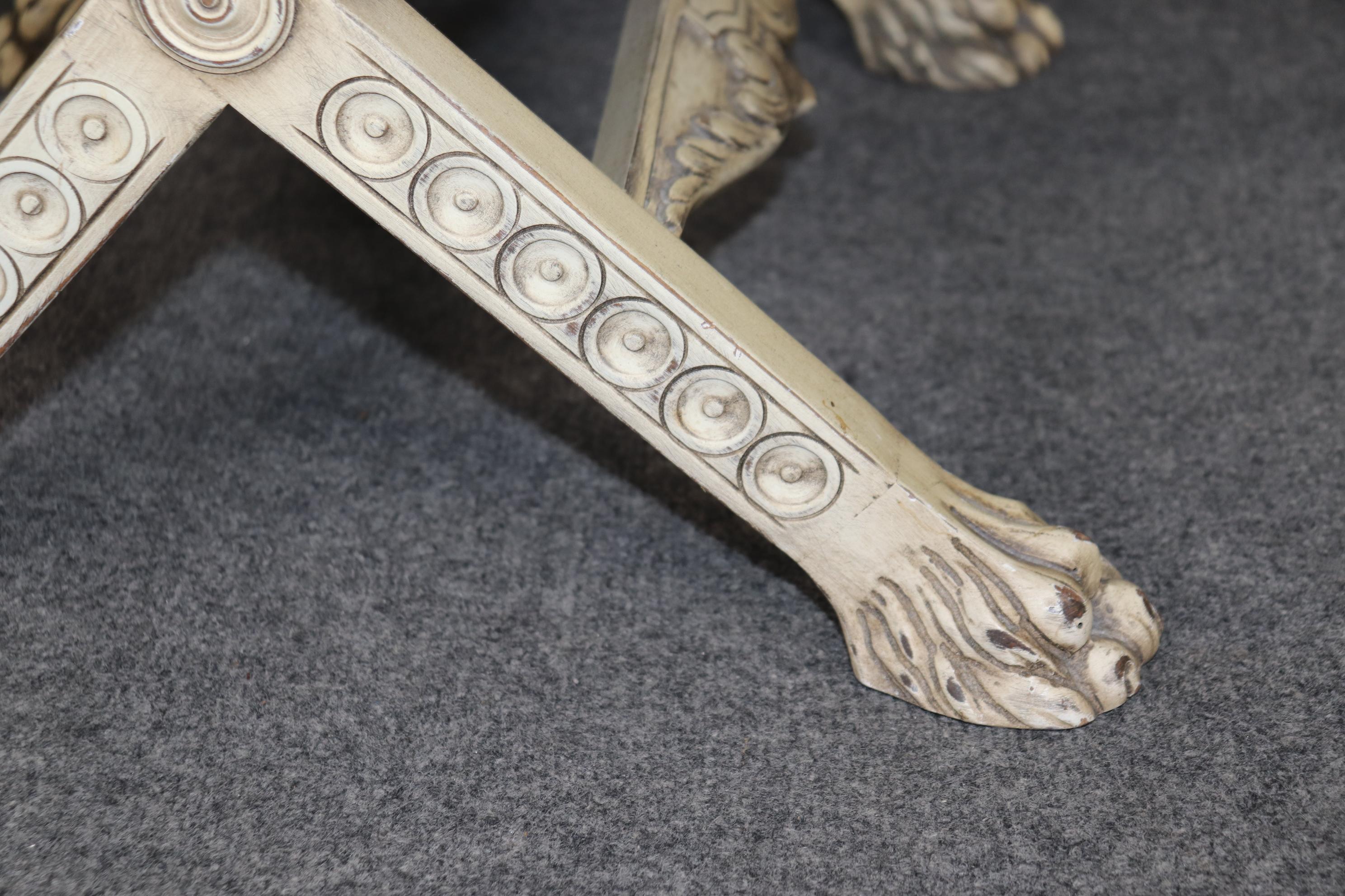 Paire de tabourets de style Régence française peints en crème avec tête de lion sculptée en X en vente 4