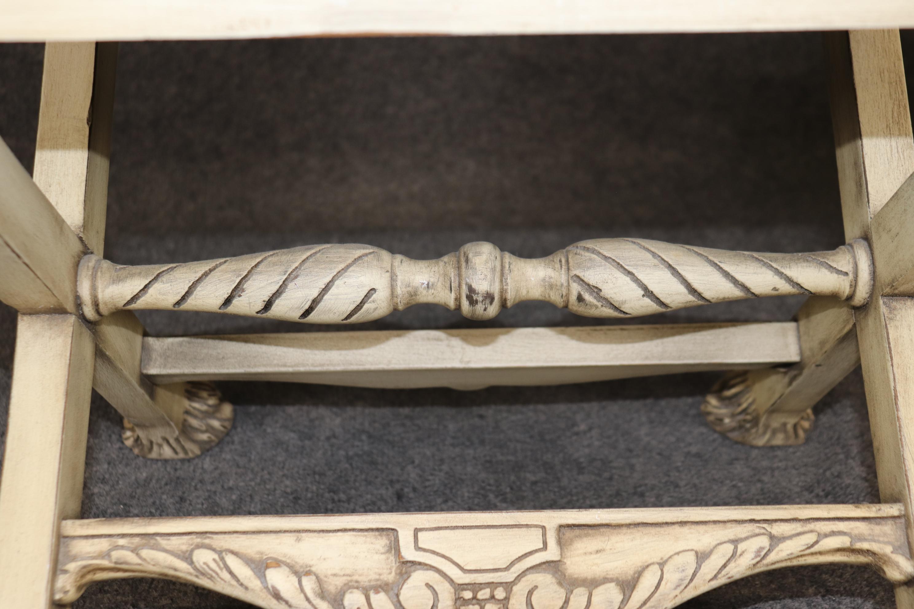 Paire de tabourets de style Régence française peints en crème avec tête de lion sculptée en X en vente 5