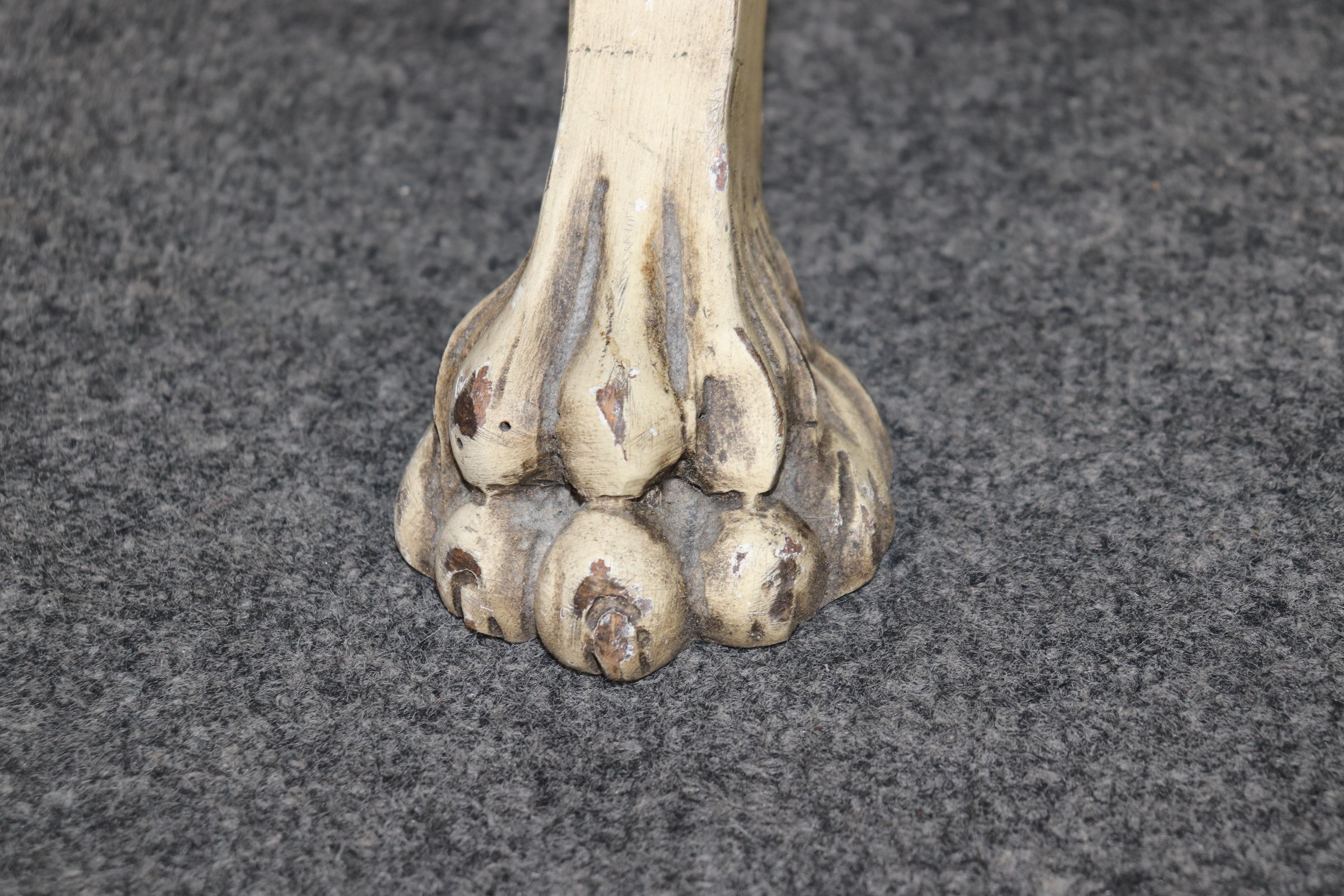 Paire de tabourets de style Régence française peints en crème avec tête de lion sculptée en X en vente 6