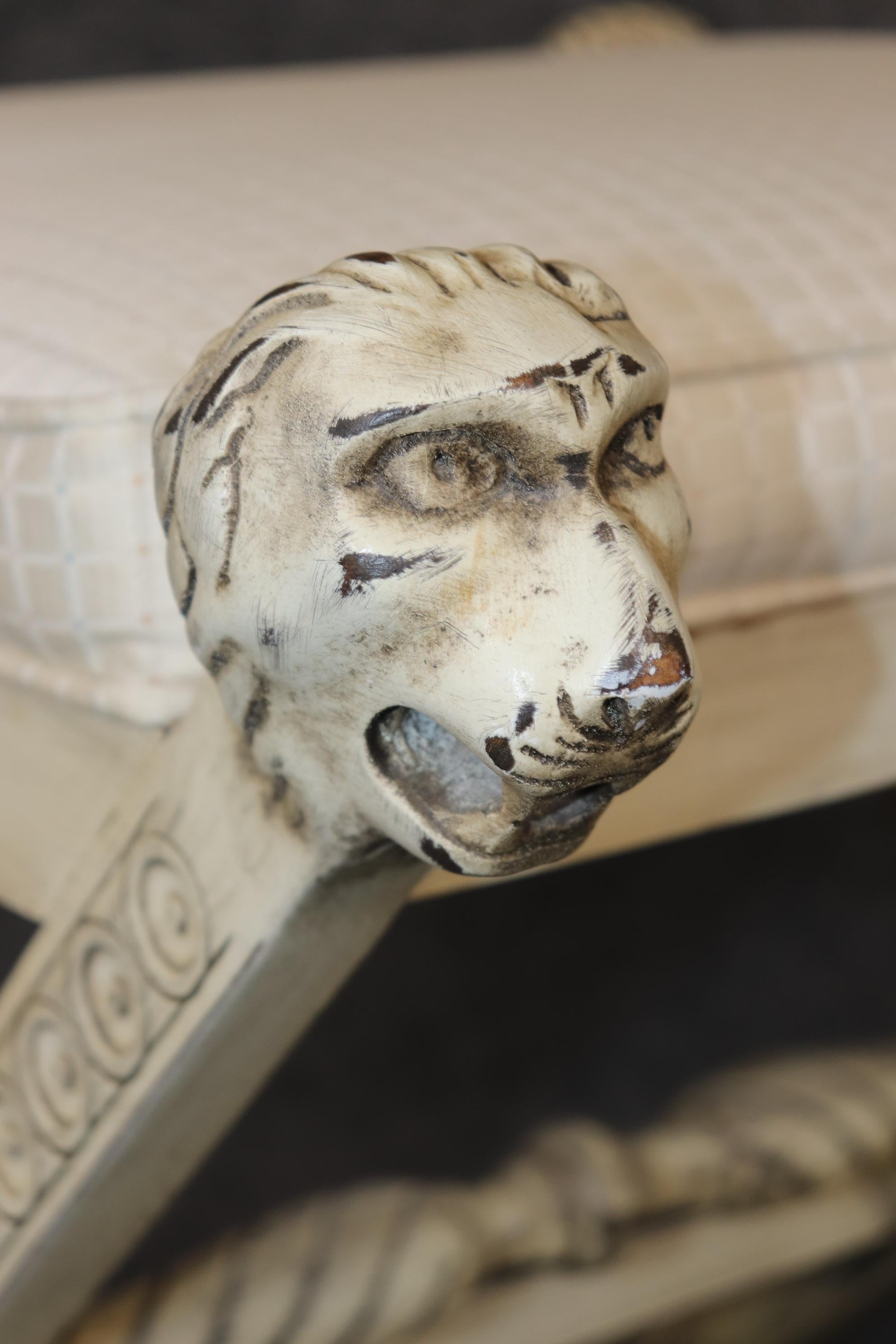 Il s'agit d'une magnifique paire de bancs ou tabourets en X de style Régence français, peints en crème. Ils sont en bon état et présentent de jolis détails sculptés dans leur cadre en noyer massif. Les pieds en forme de pattes ajoutent du style à