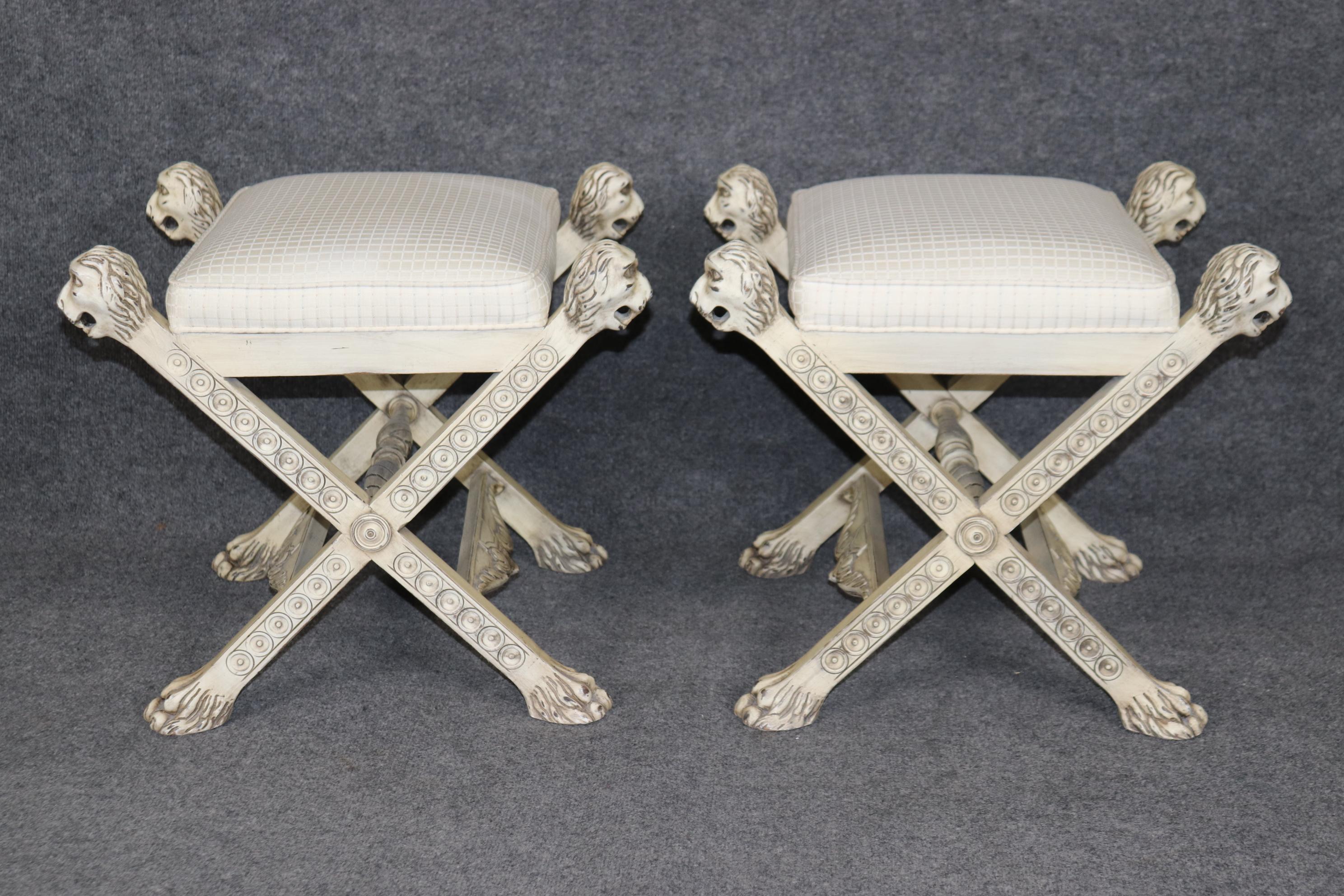 Regency Paire de tabourets de style Régence française peints en crème avec tête de lion sculptée en X en vente