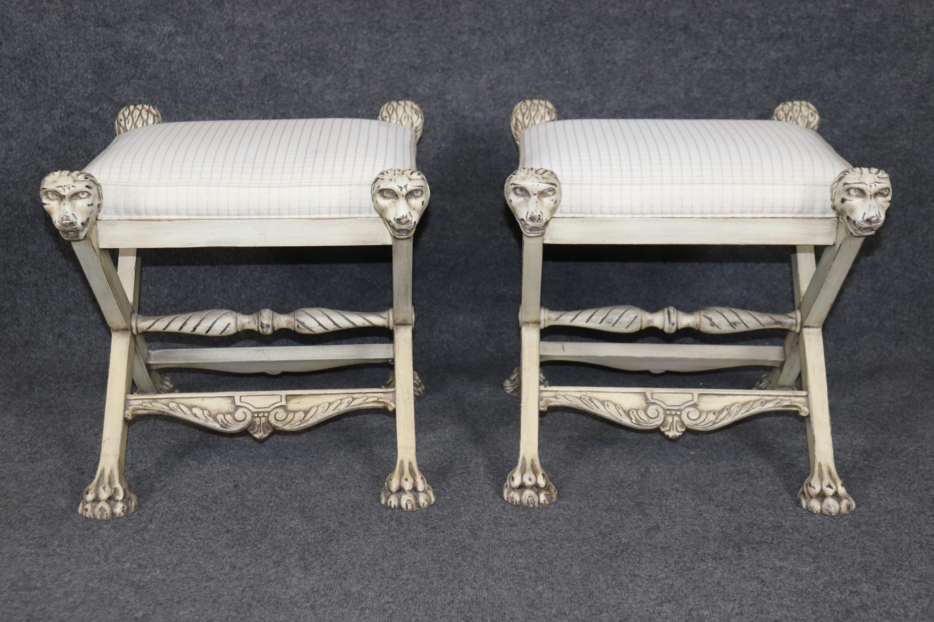 Français Paire de tabourets de style Régence française peints en crème avec tête de lion sculptée en X en vente