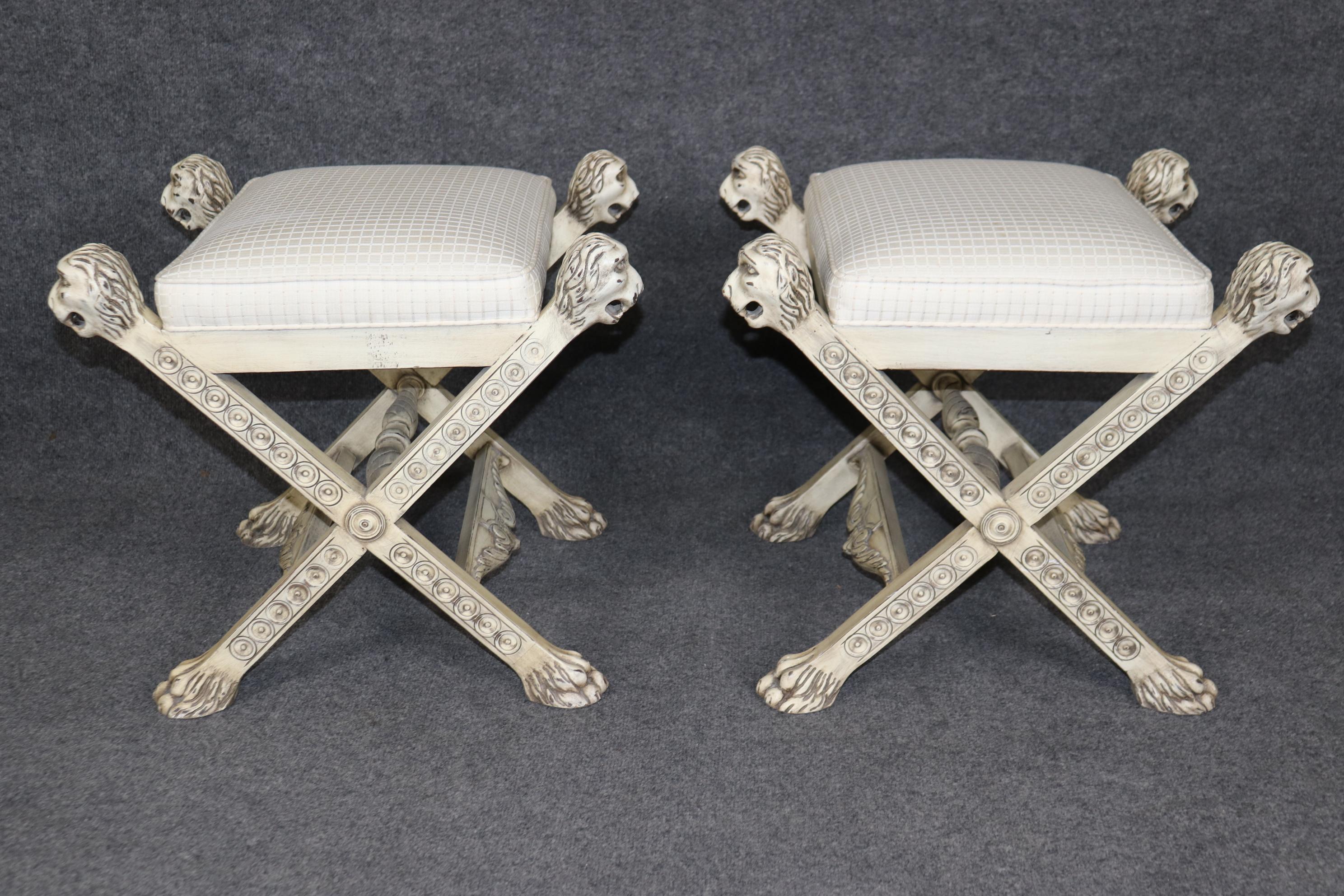 Paire de tabourets de style Régence française peints en crème avec tête de lion sculptée en X Bon état - En vente à Swedesboro, NJ