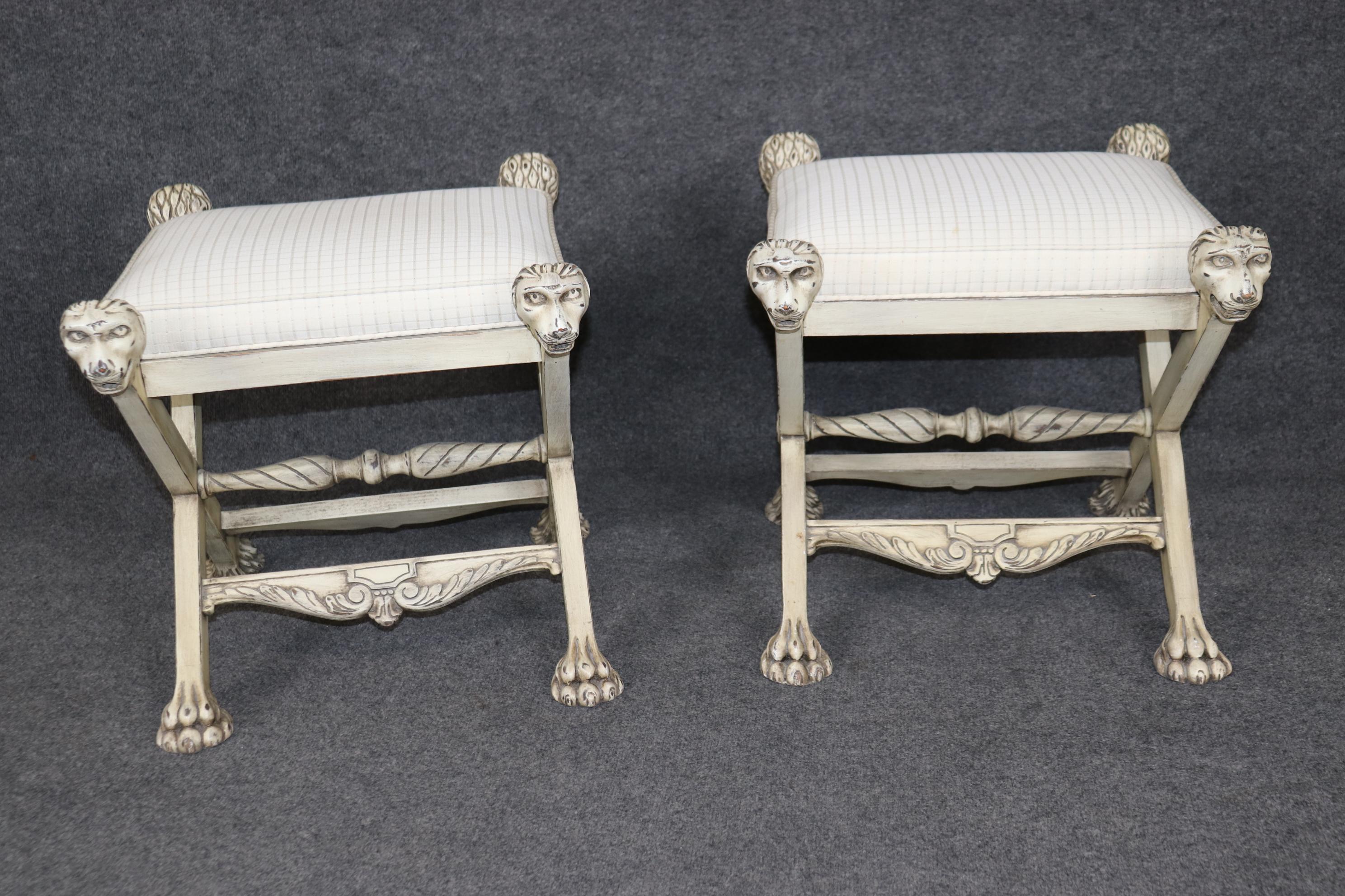 Milieu du XXe siècle Paire de tabourets de style Régence française peints en crème avec tête de lion sculptée en X en vente