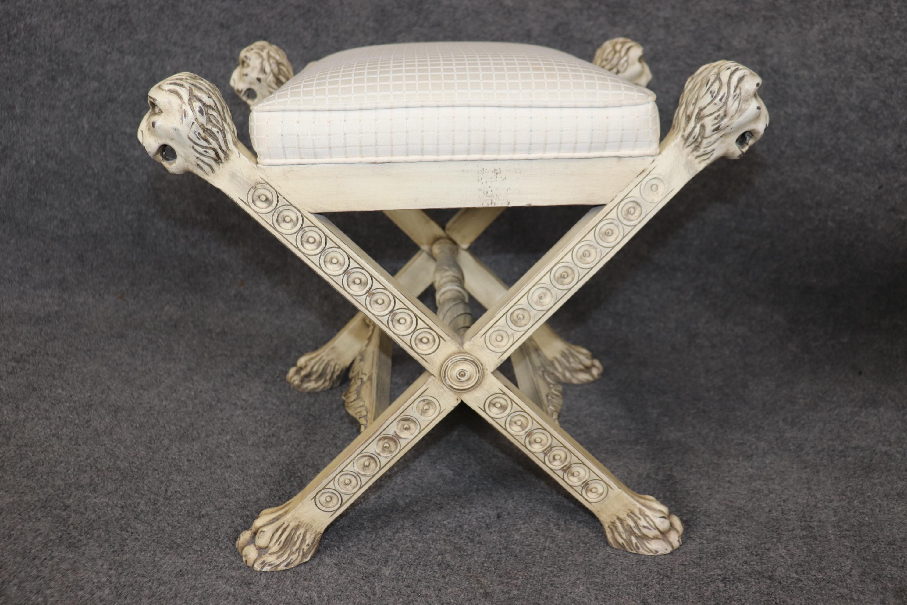 Noyer Paire de tabourets de style Régence française peints en crème avec tête de lion sculptée en X en vente