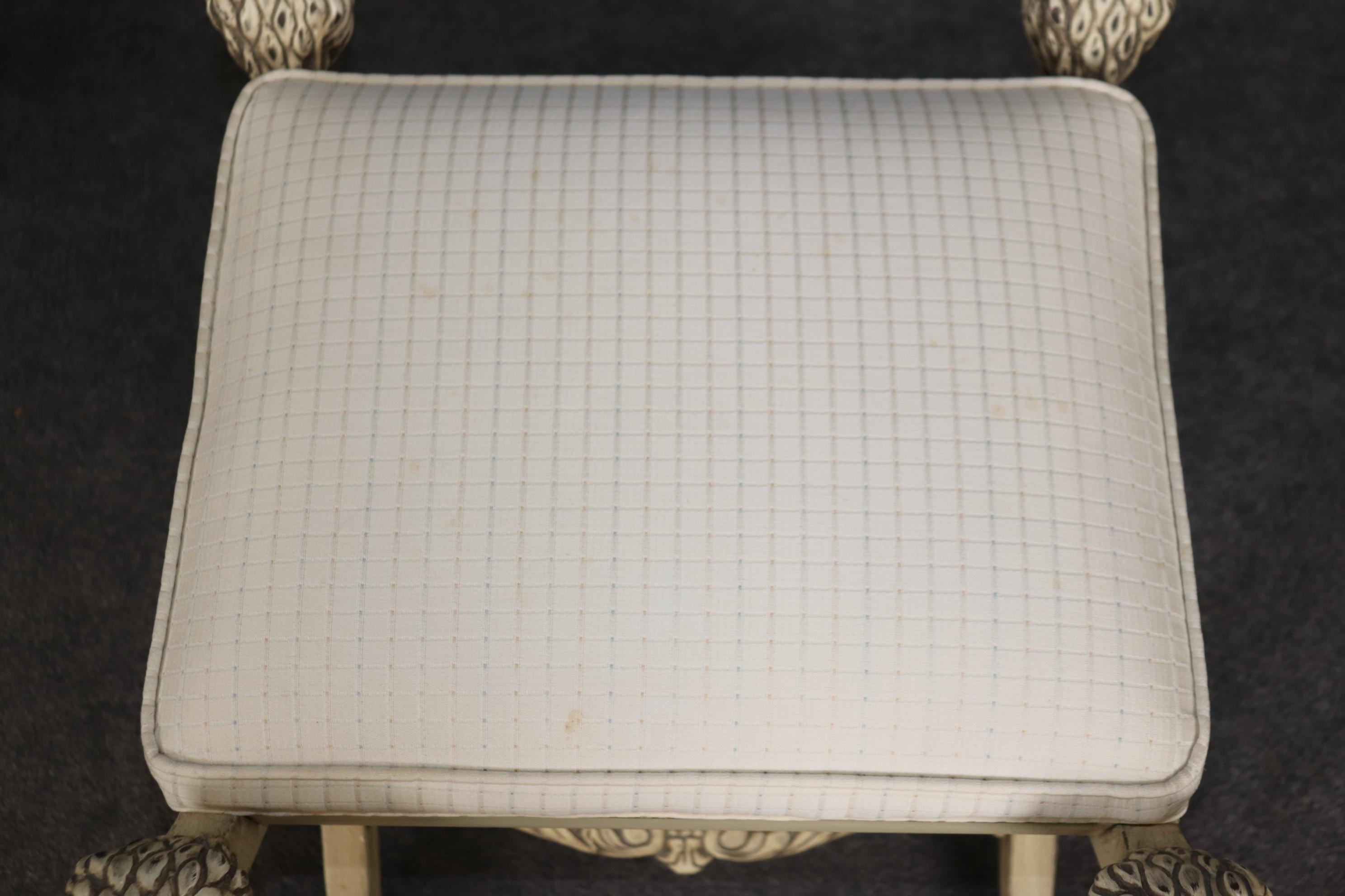 Paire de tabourets de style Régence française peints en crème avec tête de lion sculptée en X en vente 2
