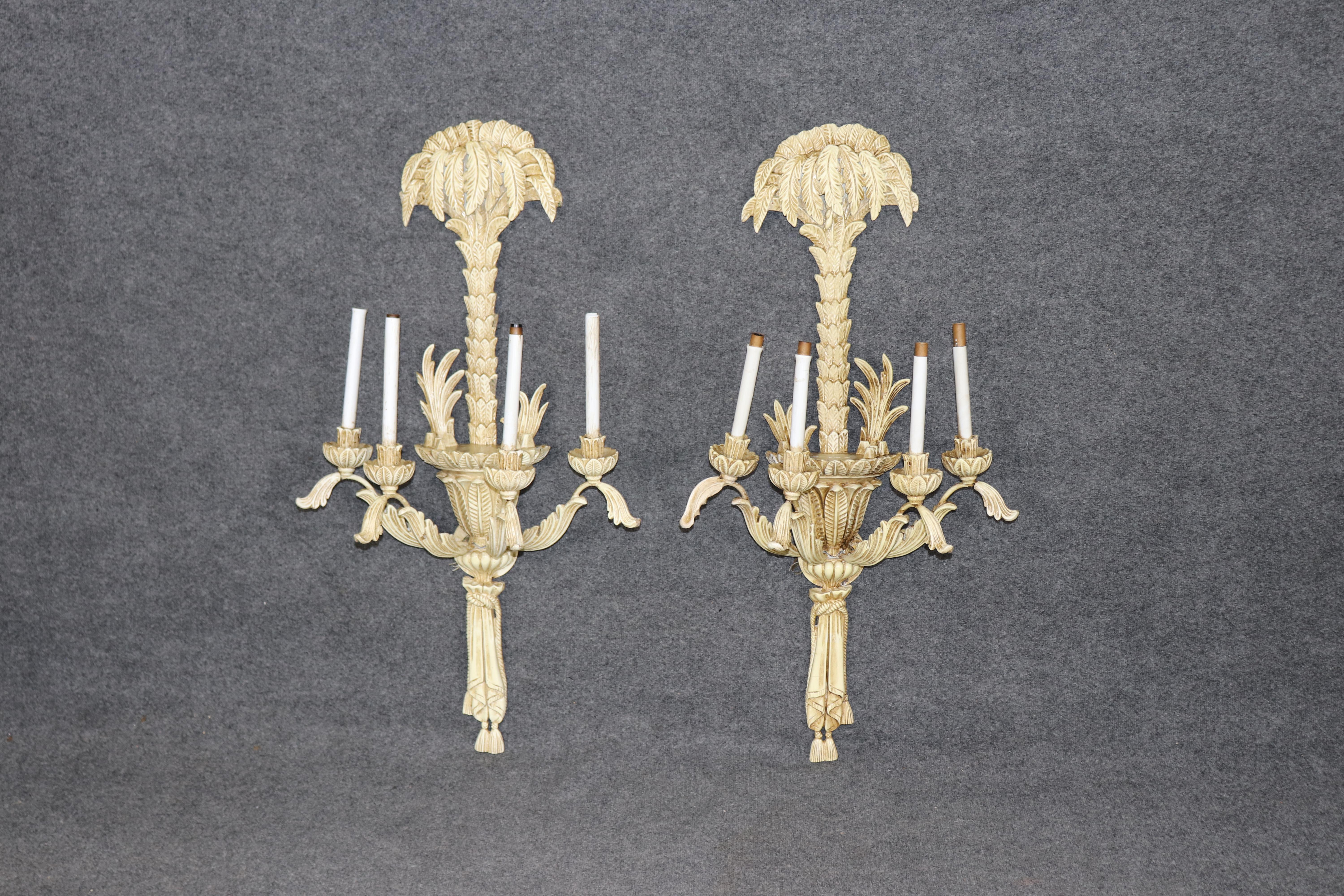 Eleva tu interior con este llamativo par de apliques de pared tallados al estilo Serge Roche, diseñados con el dramático estilo de la Regencia de Hollywood que hizo icónica la obra de Roche. Estos impresionantes apliques de gran tamaño presentan