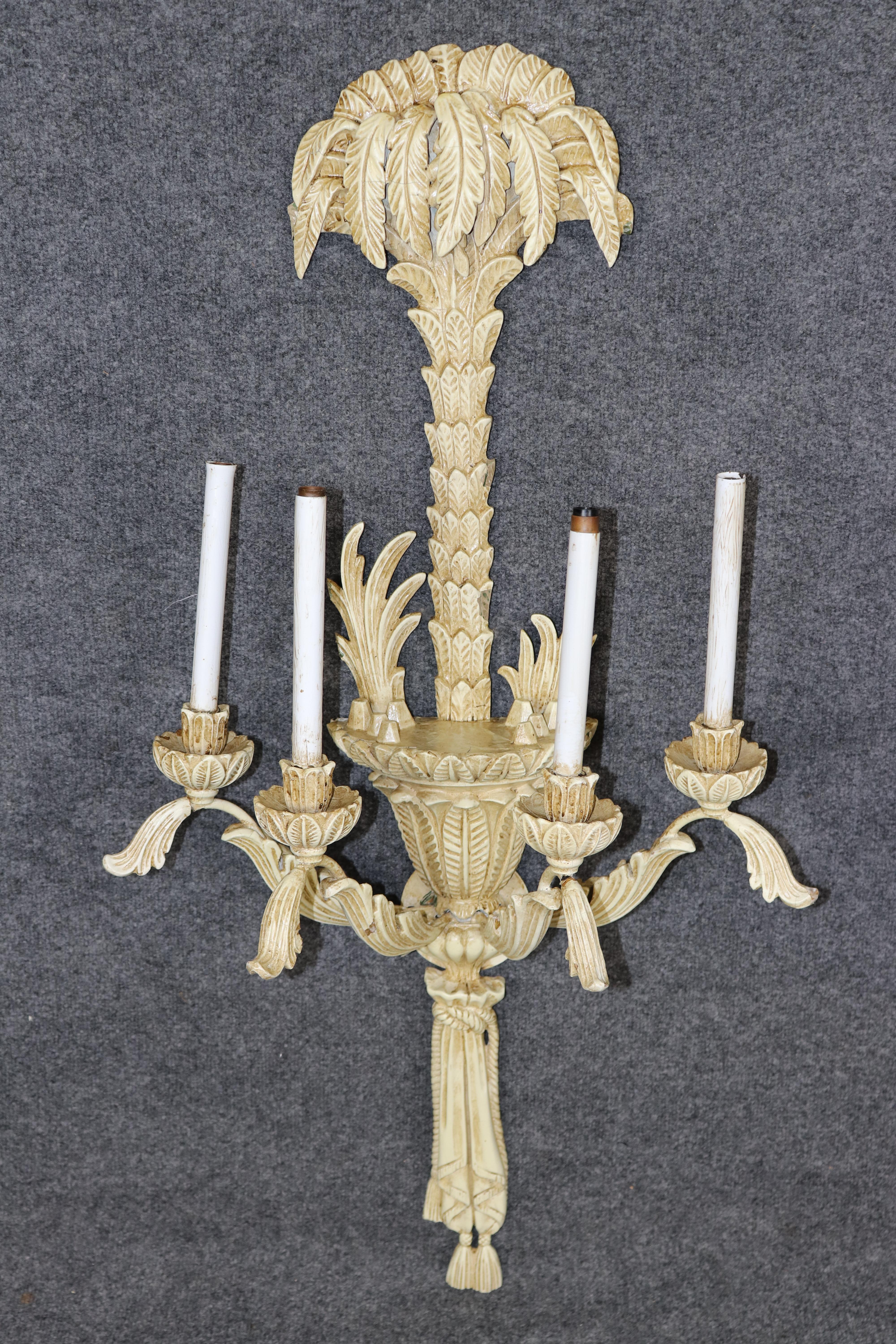 Pareja de palmatorias pintadas a la crema Pareja de candelabros franceses Jansen Roche Regencia de Hollywood en venta