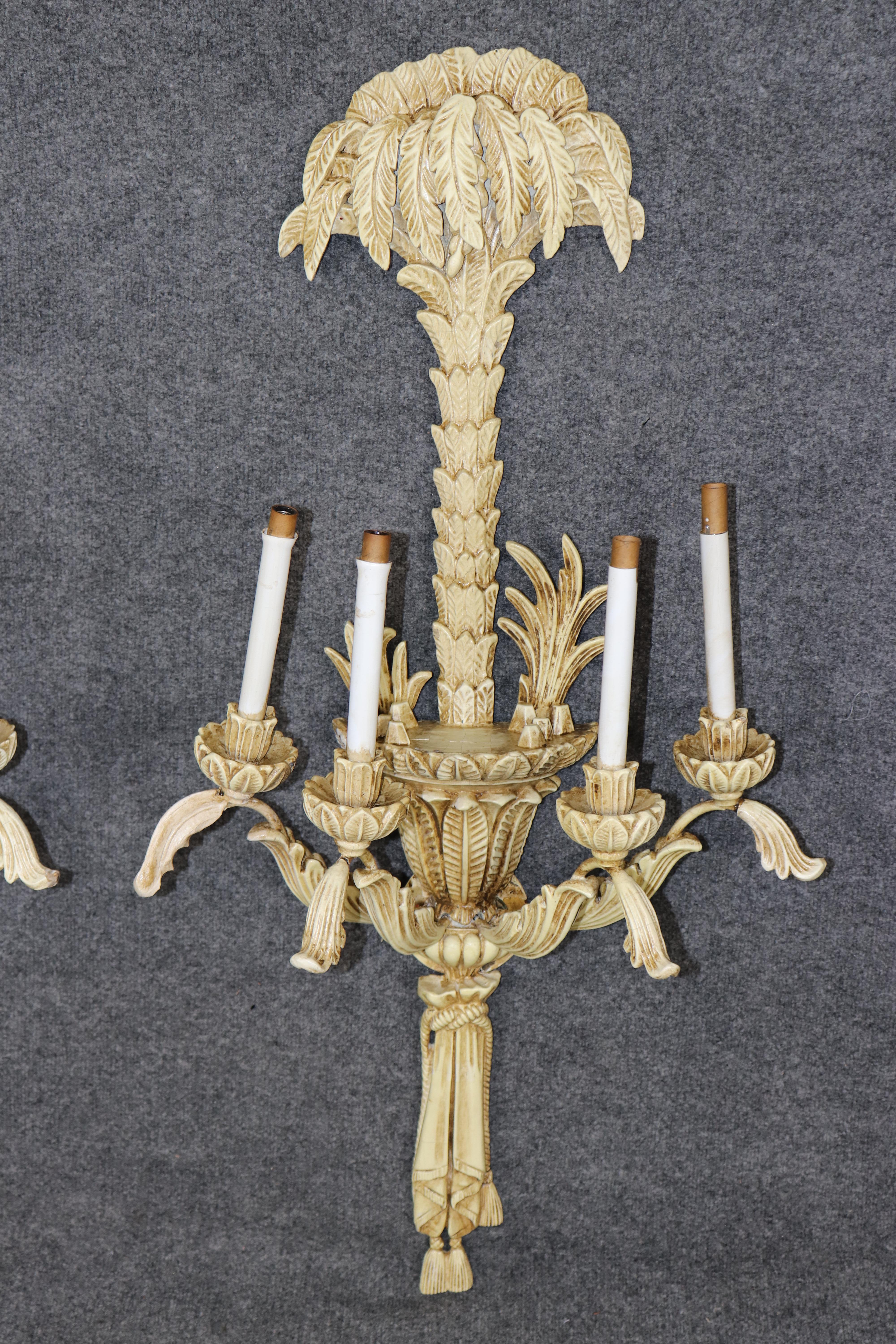 Pareja de palmatorias pintadas a la crema Pareja de candelabros franceses Jansen Roche Francés en venta