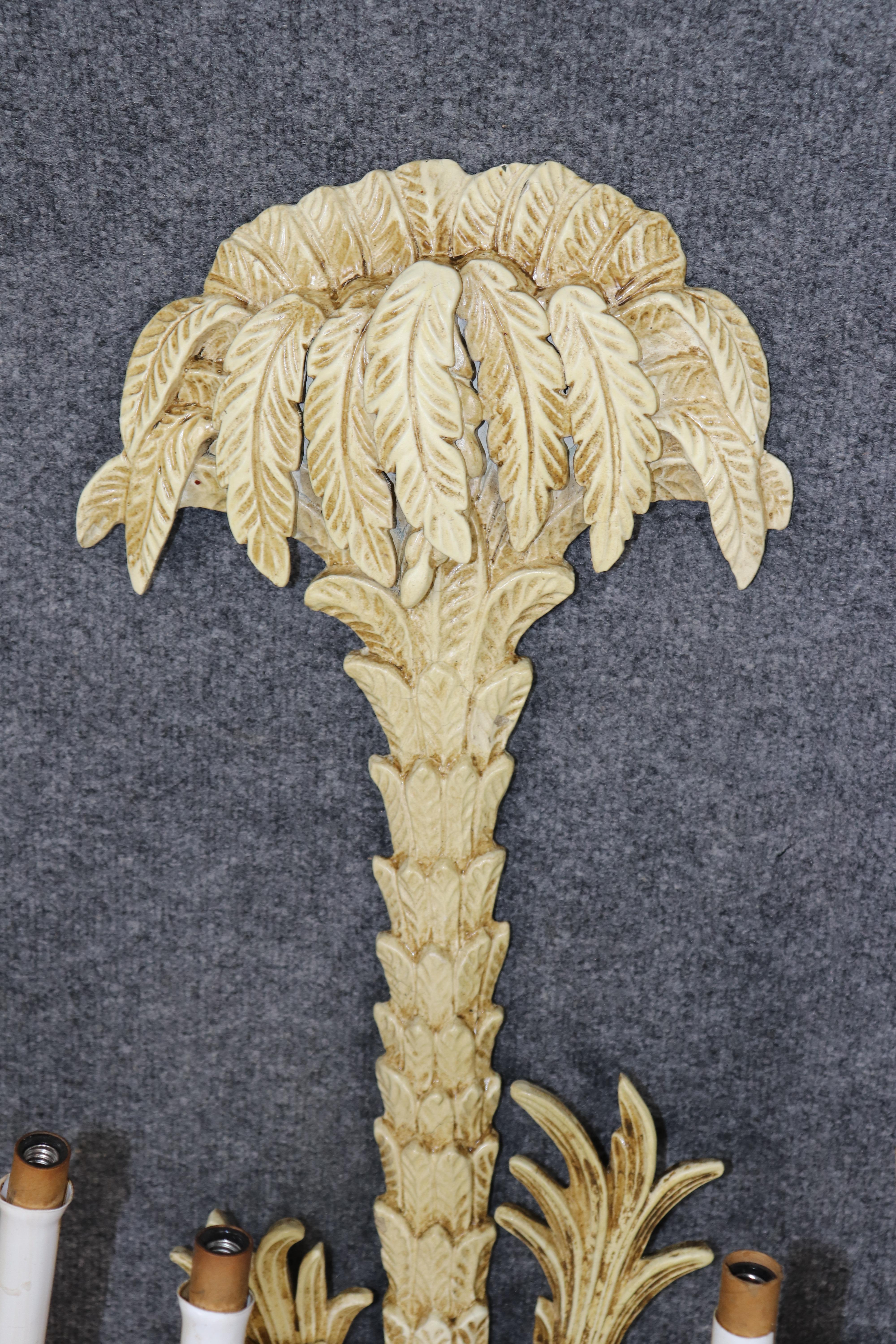 Pareja de palmatorias pintadas a la crema Pareja de candelabros franceses Jansen Roche en Bueno estado para la venta en Swedesboro, NJ