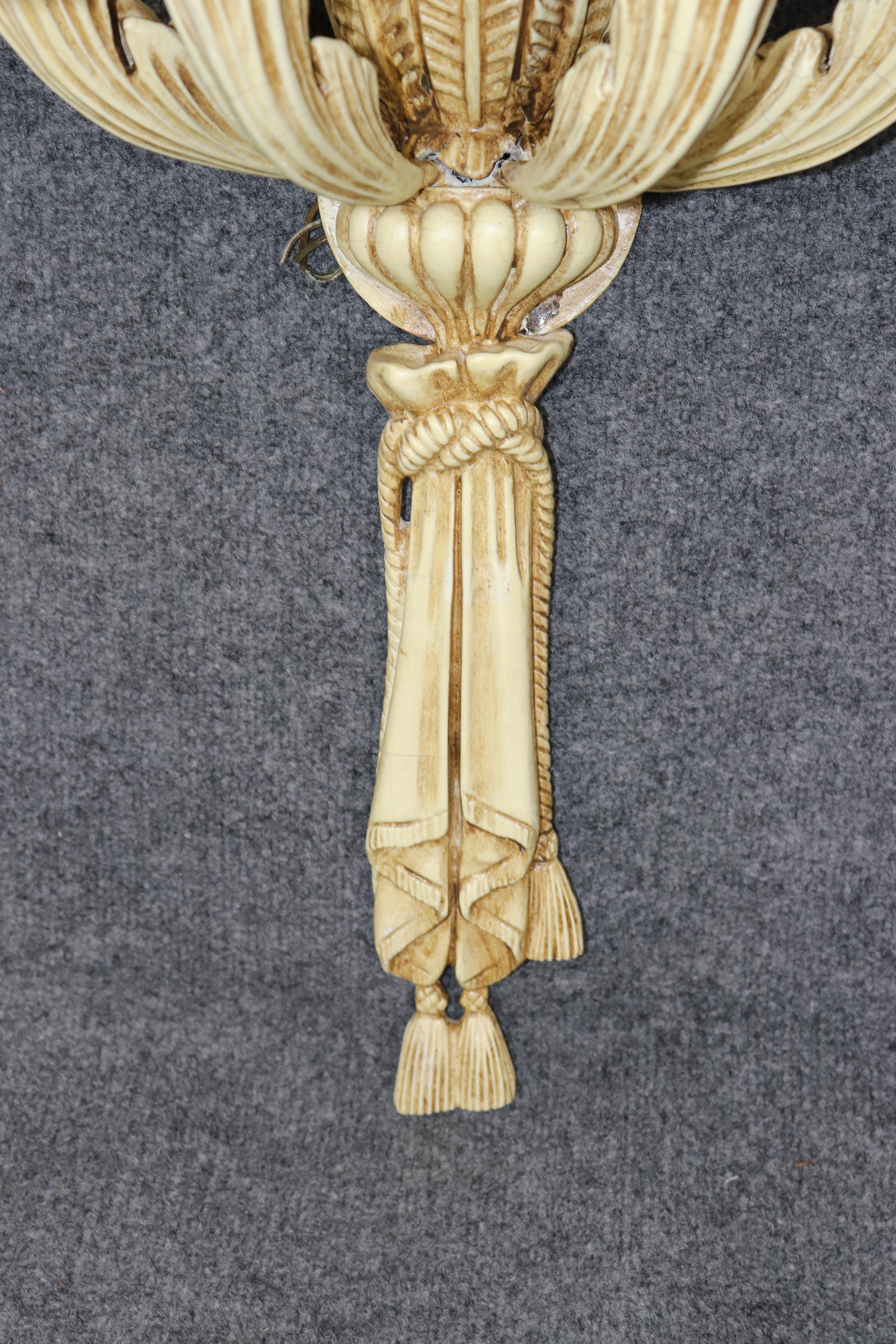 Pareja de palmatorias pintadas a la crema Pareja de candelabros franceses Jansen Roche mediados del siglo XX en venta