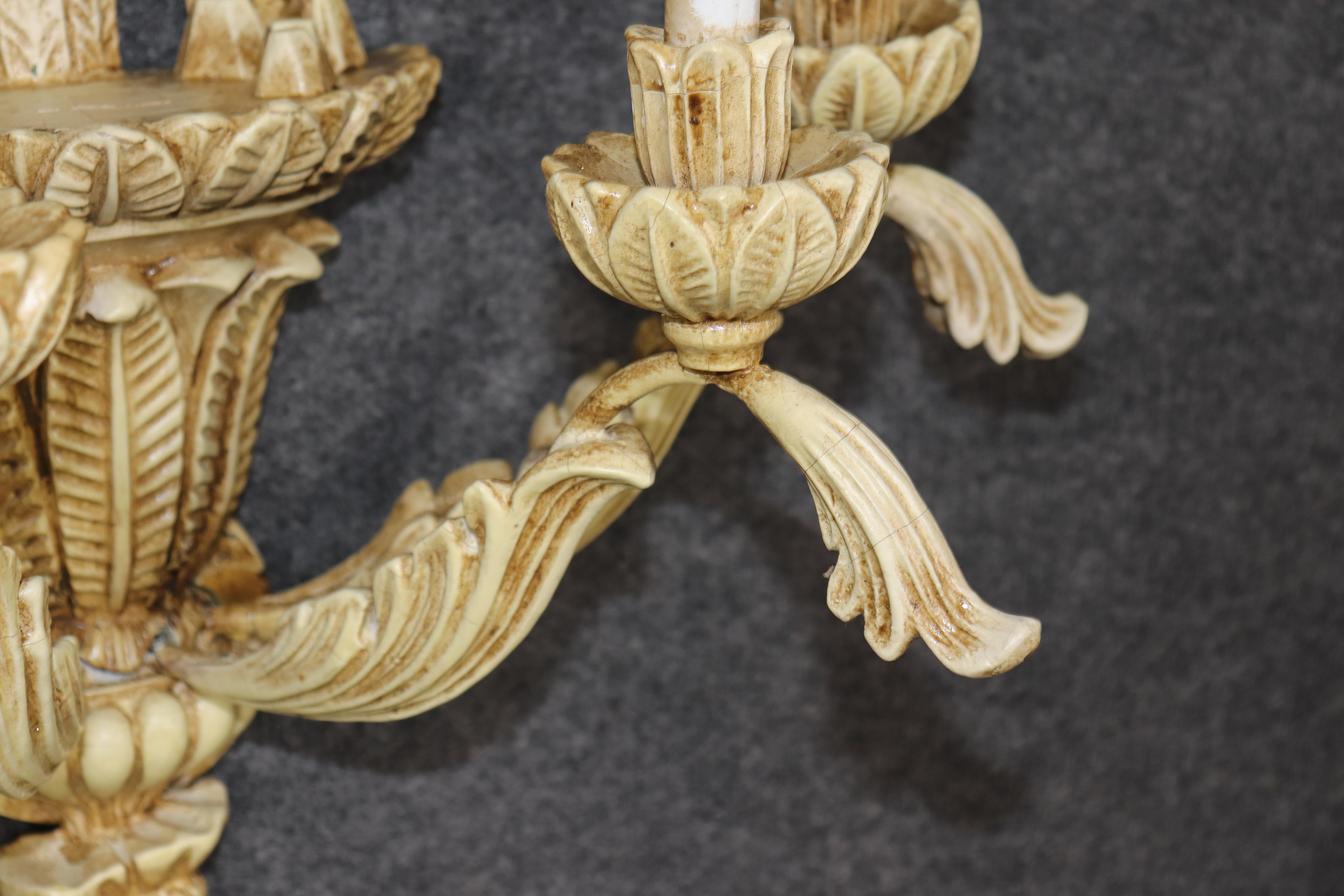 Pareja de palmatorias pintadas a la crema Pareja de candelabros franceses Jansen Roche Resina en venta