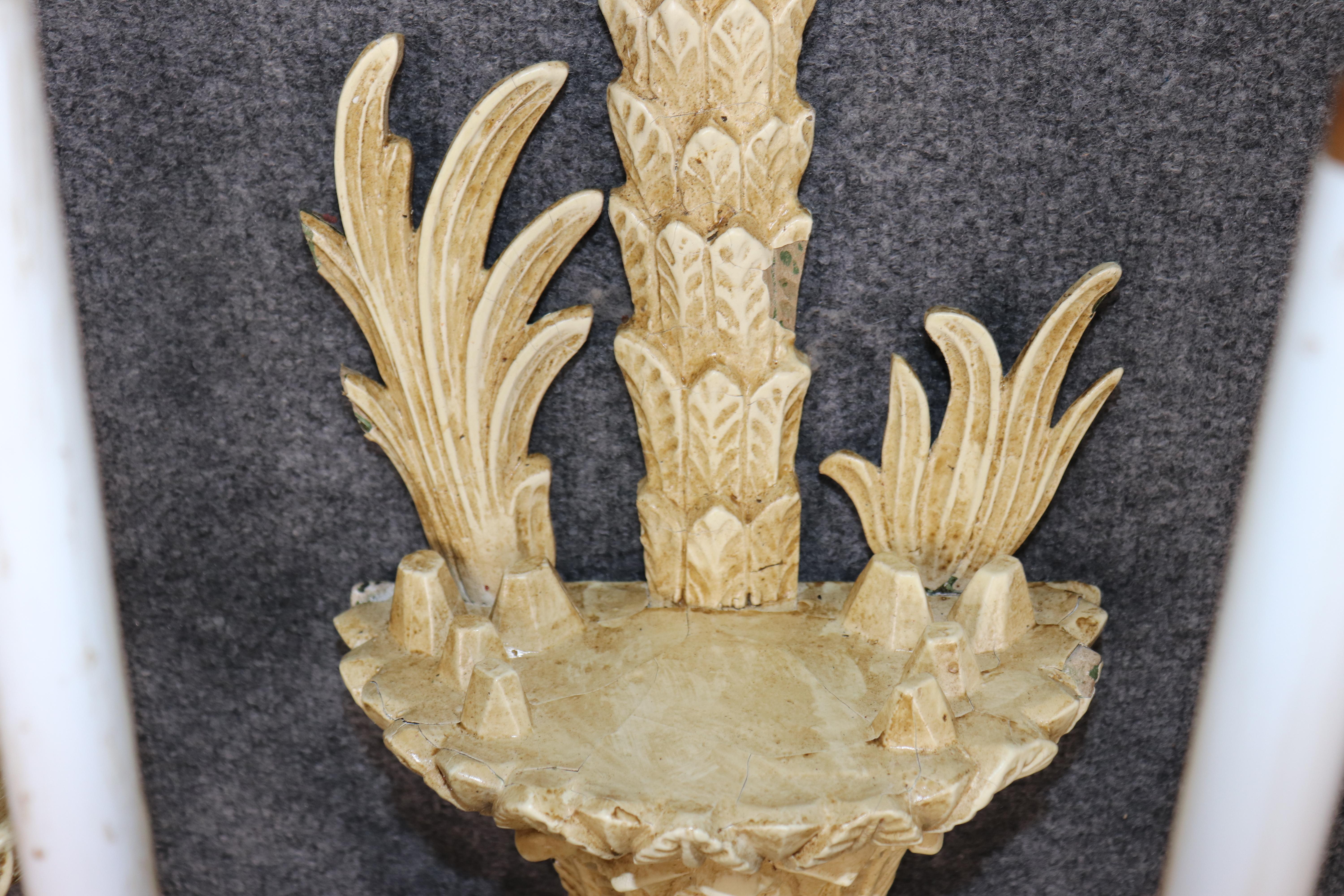 Pareja de palmatorias pintadas a la crema Pareja de candelabros franceses Jansen Roche en venta 1