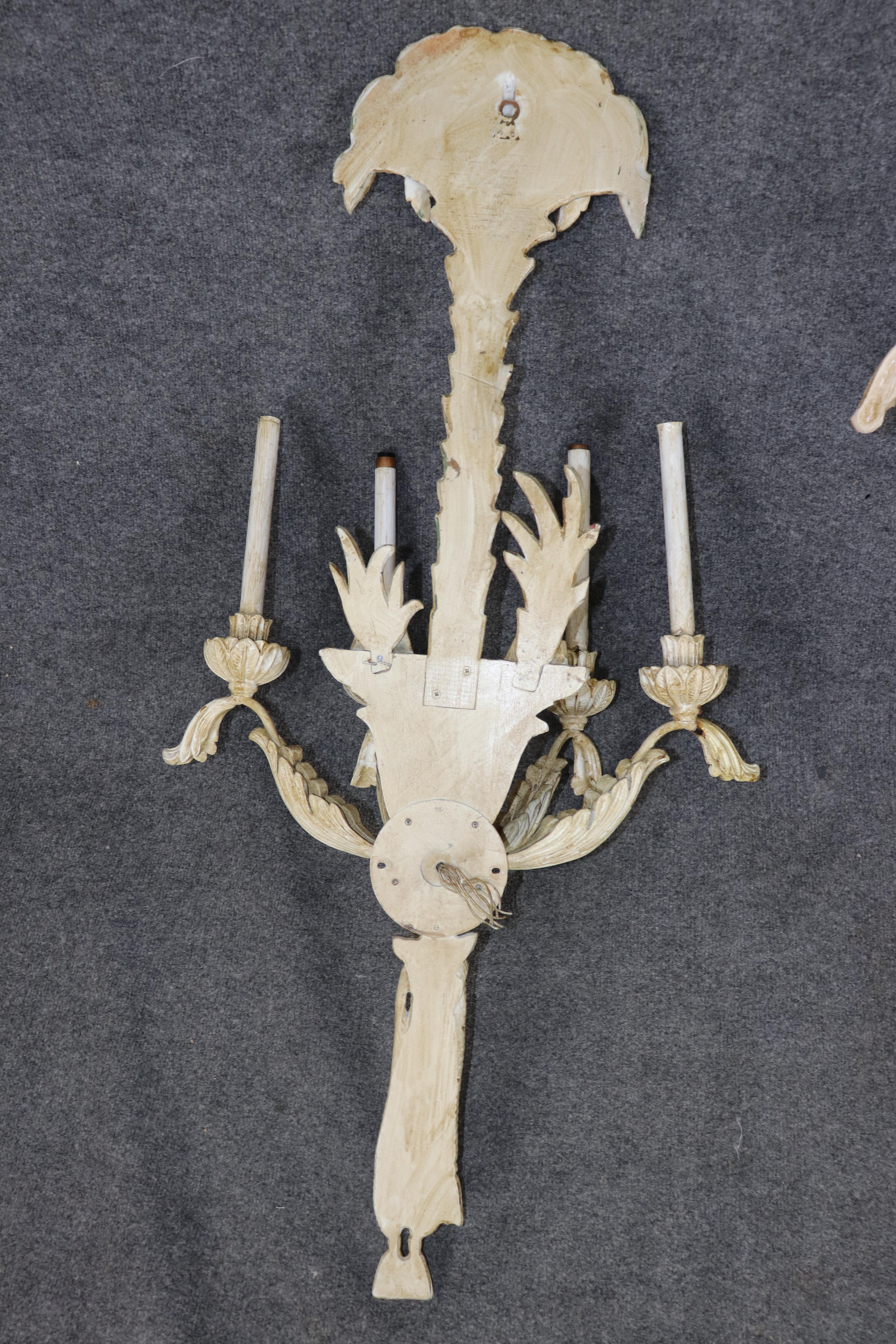 Pareja de palmatorias pintadas a la crema Pareja de candelabros franceses Jansen Roche en venta 2