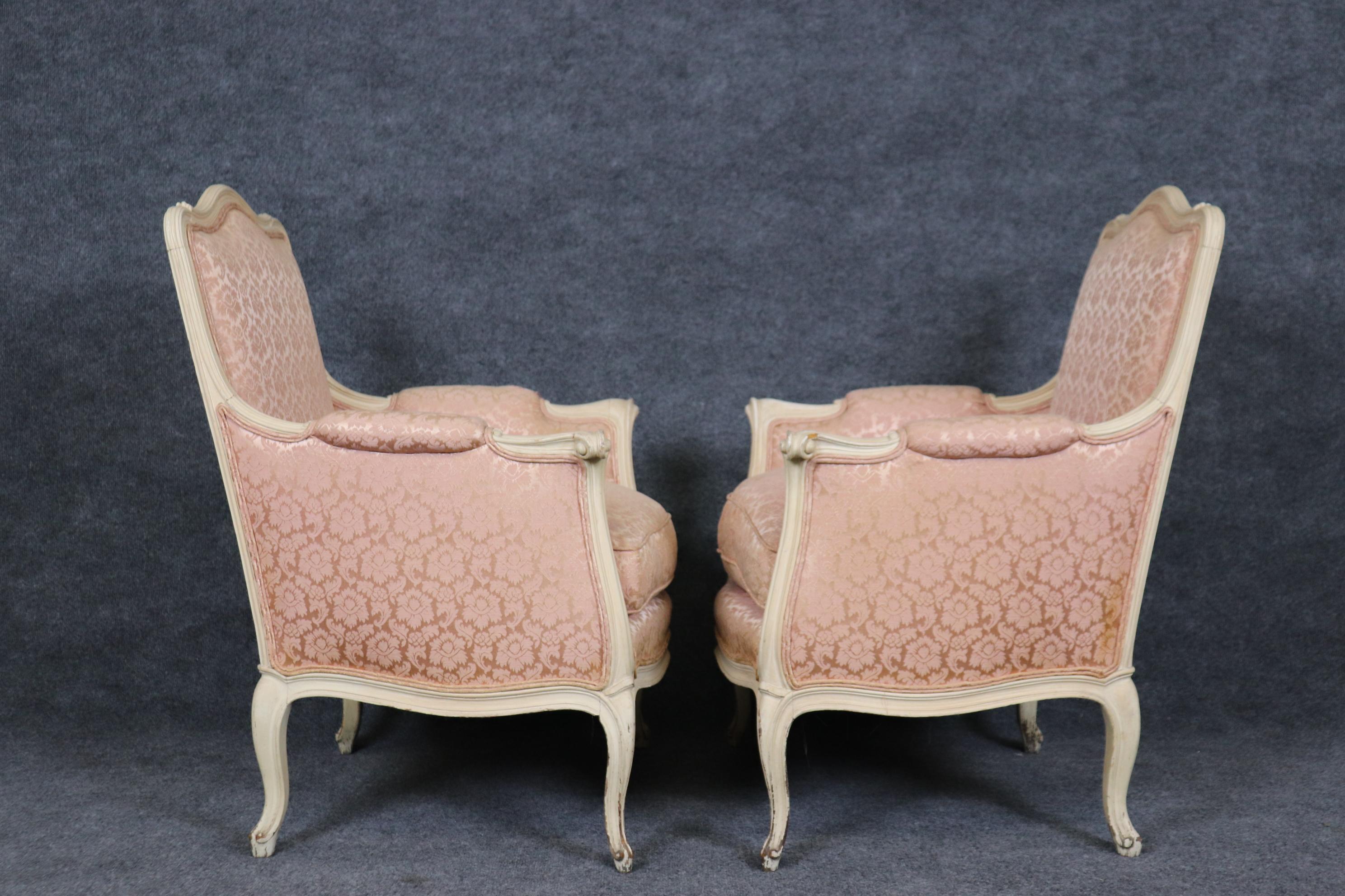 Pair of Creme Painted Rose Blush Hued French Louis XV Bergere Chairs In Good Condition In Swedesboro, NJ