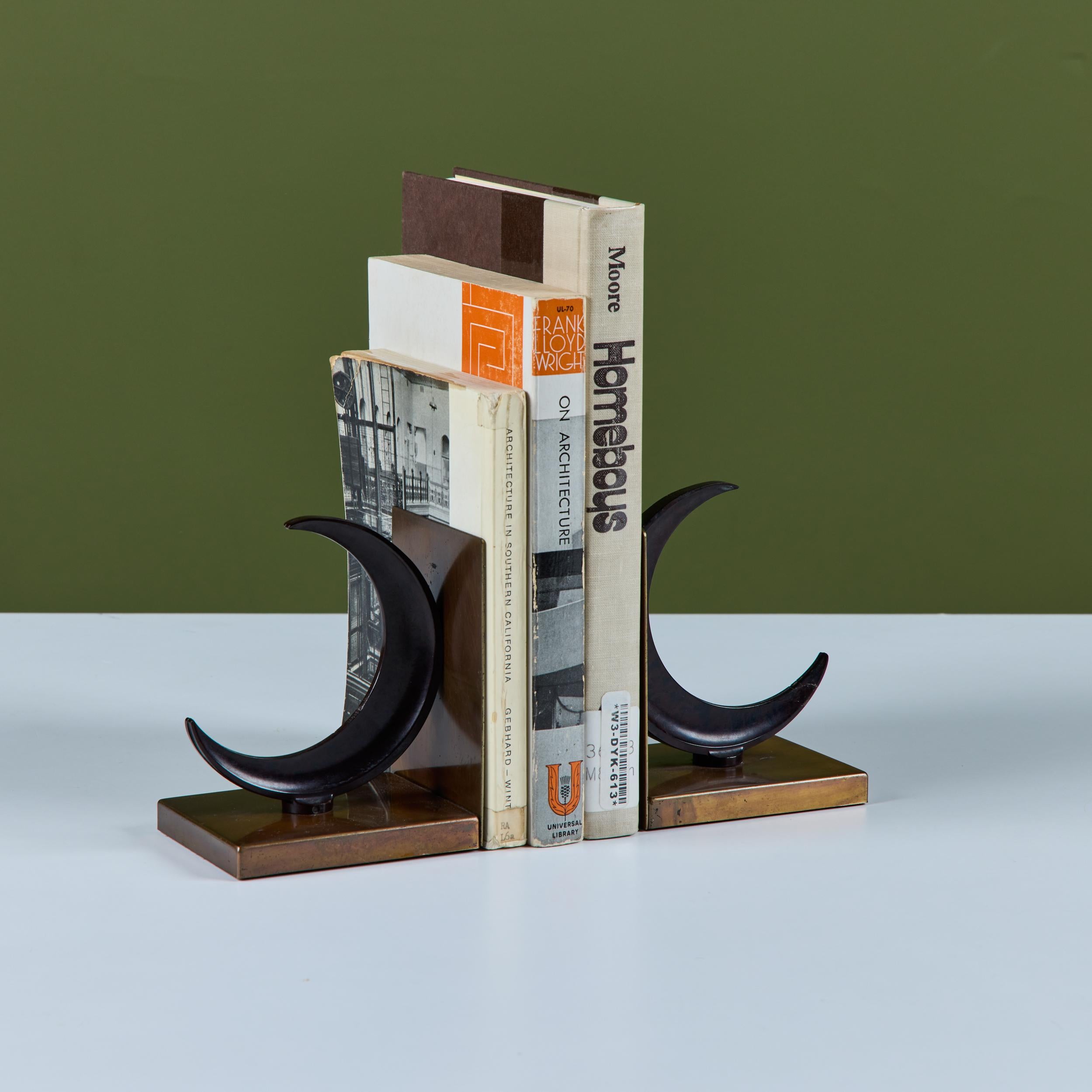 Paire de serre-livres en forme de croissant par Walter Von Nessen pour Chase USA en vente 5
