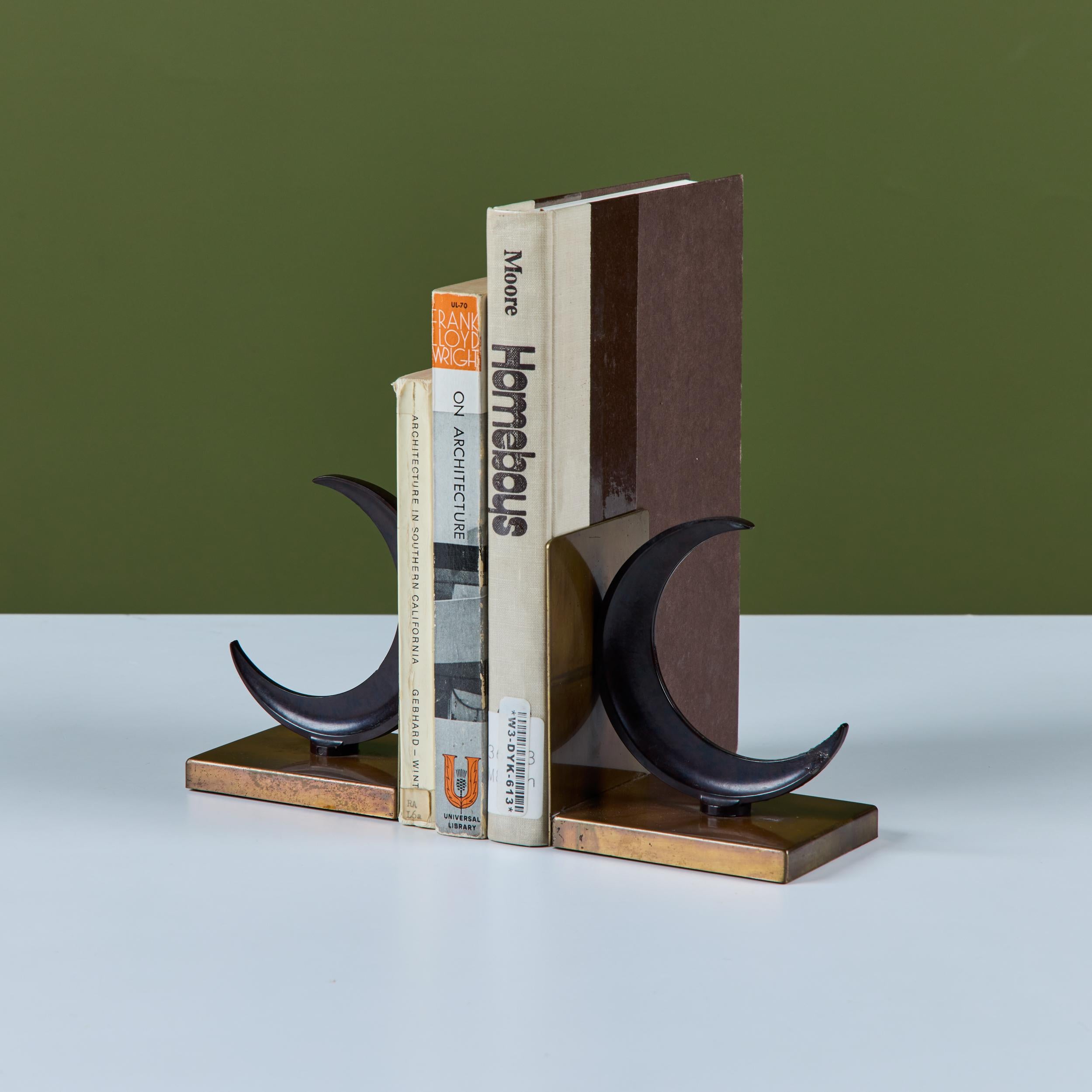 Paire de serre-livres en forme de croissant par Walter Von Nessen pour Chase USA en vente 6