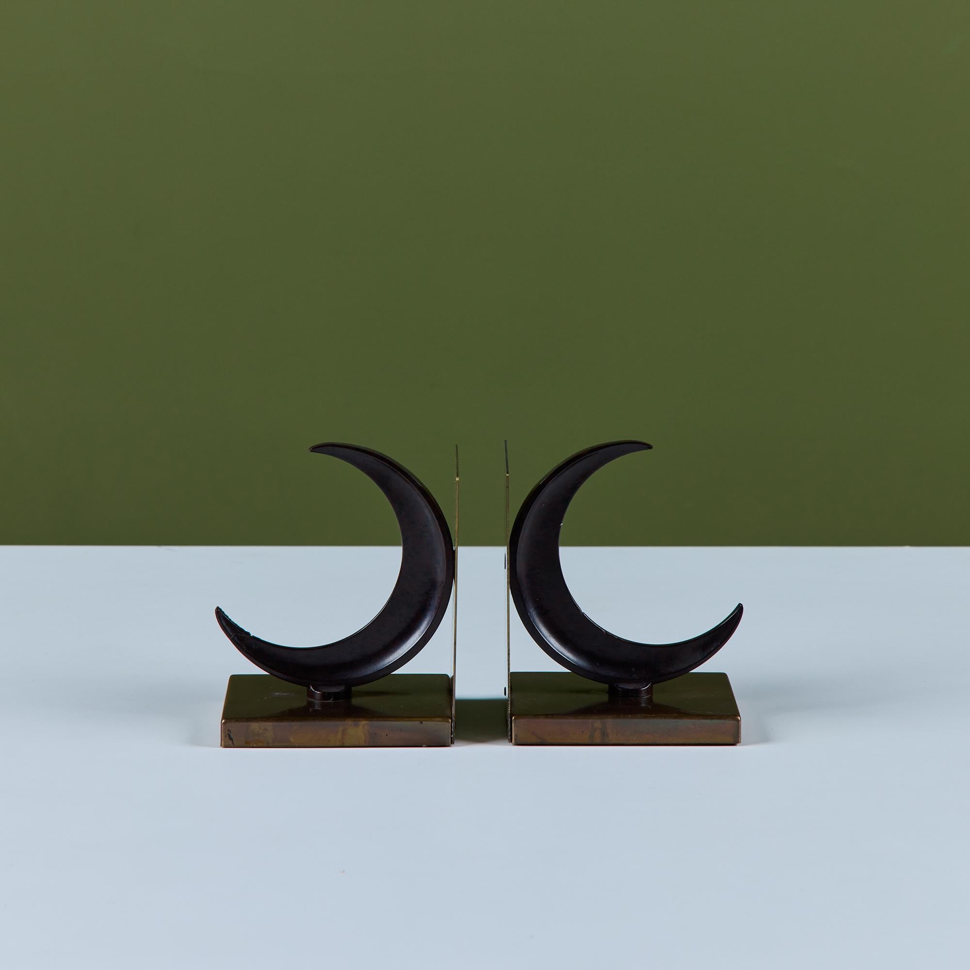 Paire de serre-livres en laiton et bakélite de l'âge de la machine art déco par Walter von Nessen pour Machin, c.1930s, USA. La paire de serre-livres présente deux croissants de lune en bakélite sur une base en laiton. Ils sont impressionnés par