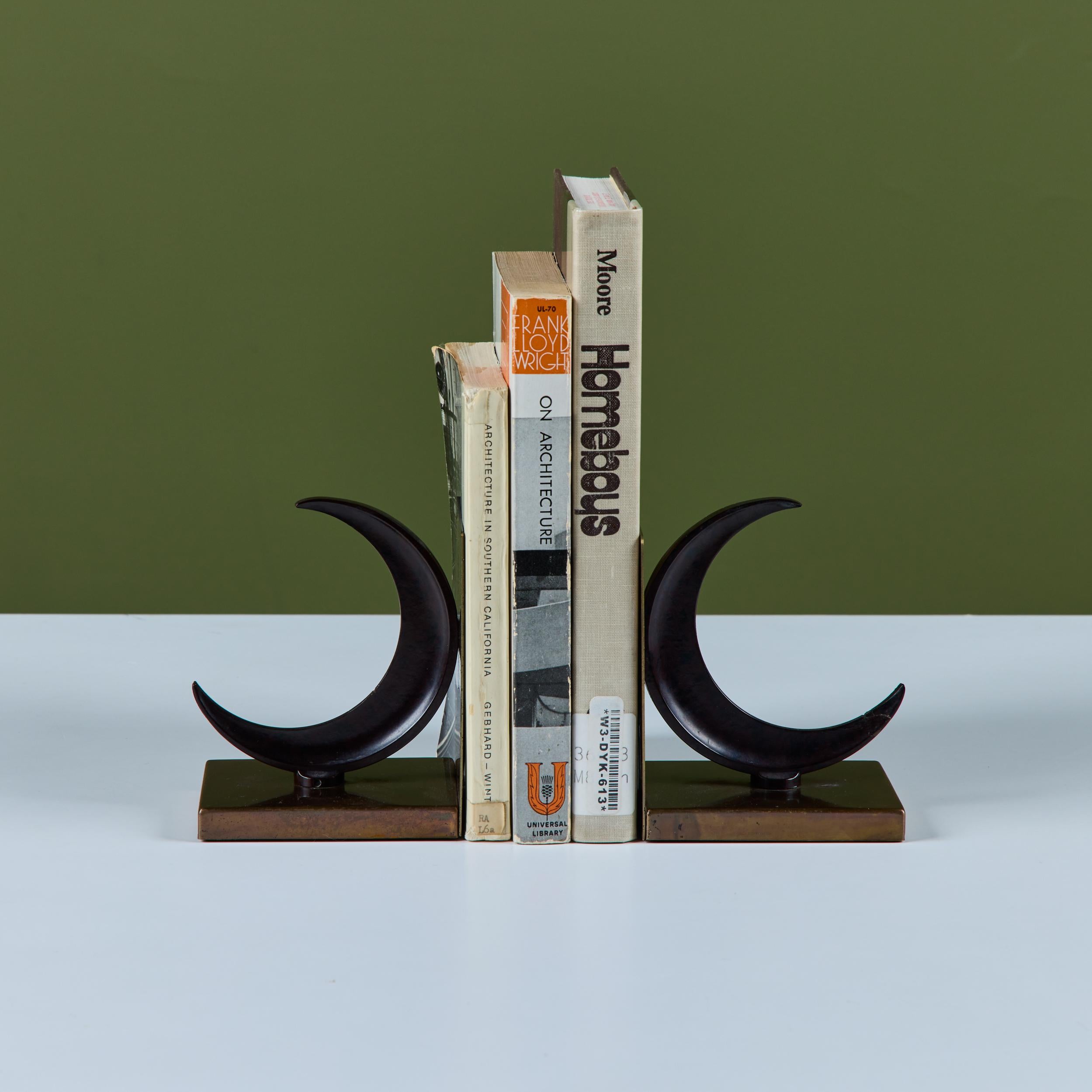 Art déco Paire de serre-livres en forme de croissant par Walter Von Nessen pour Chase USA en vente