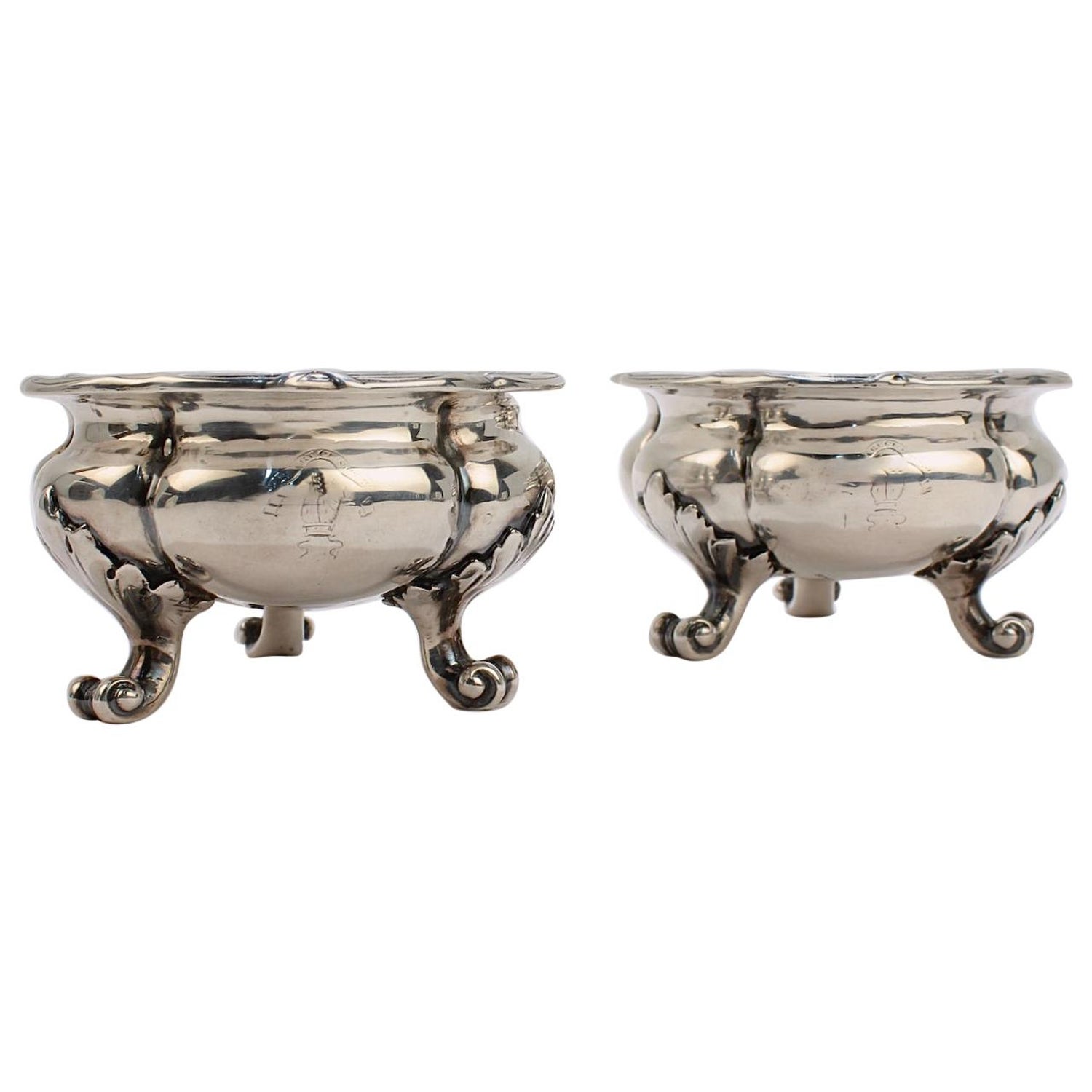 Pair of Crested English Victorian Sterling Silver Salt Cellars by Hunt and  Roskell For Sale at 1stDibs