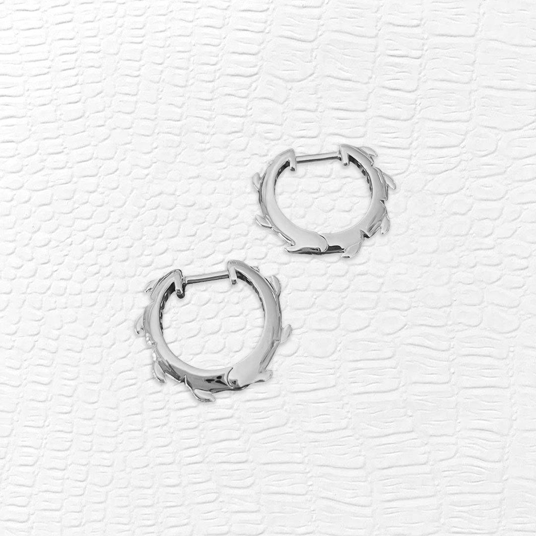 These pint-sized prodigies are a fierce addition to the ear. Sharp spikes on the outer and subtle croc filagree on the inner earring seal the haute adornment.

Crafted in 18ct white gold. Also available inn 18ct rose gold and yellow gold.
Every