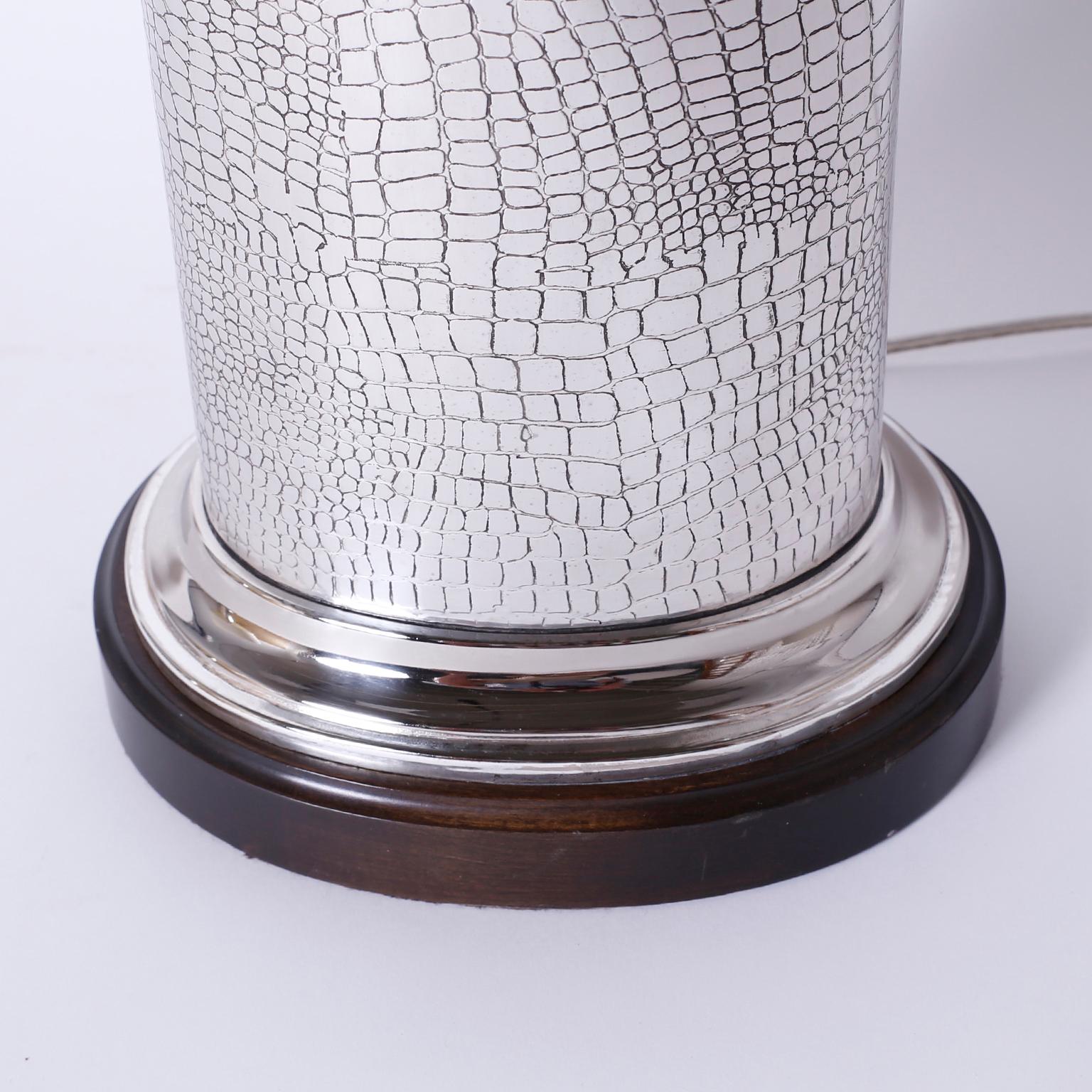 Pareja de lámparas de mesa de plata repujada de cocodrilo Estadounidense en venta