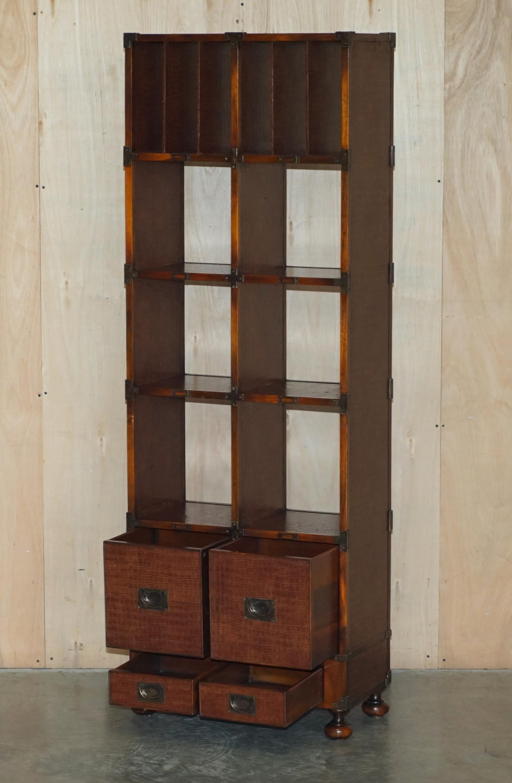 PAIR OF CROCODILE LEATHER Offene LiBRARY-BOOKCASES MIT DRAWERS & RECORD SLOTS im Angebot 10