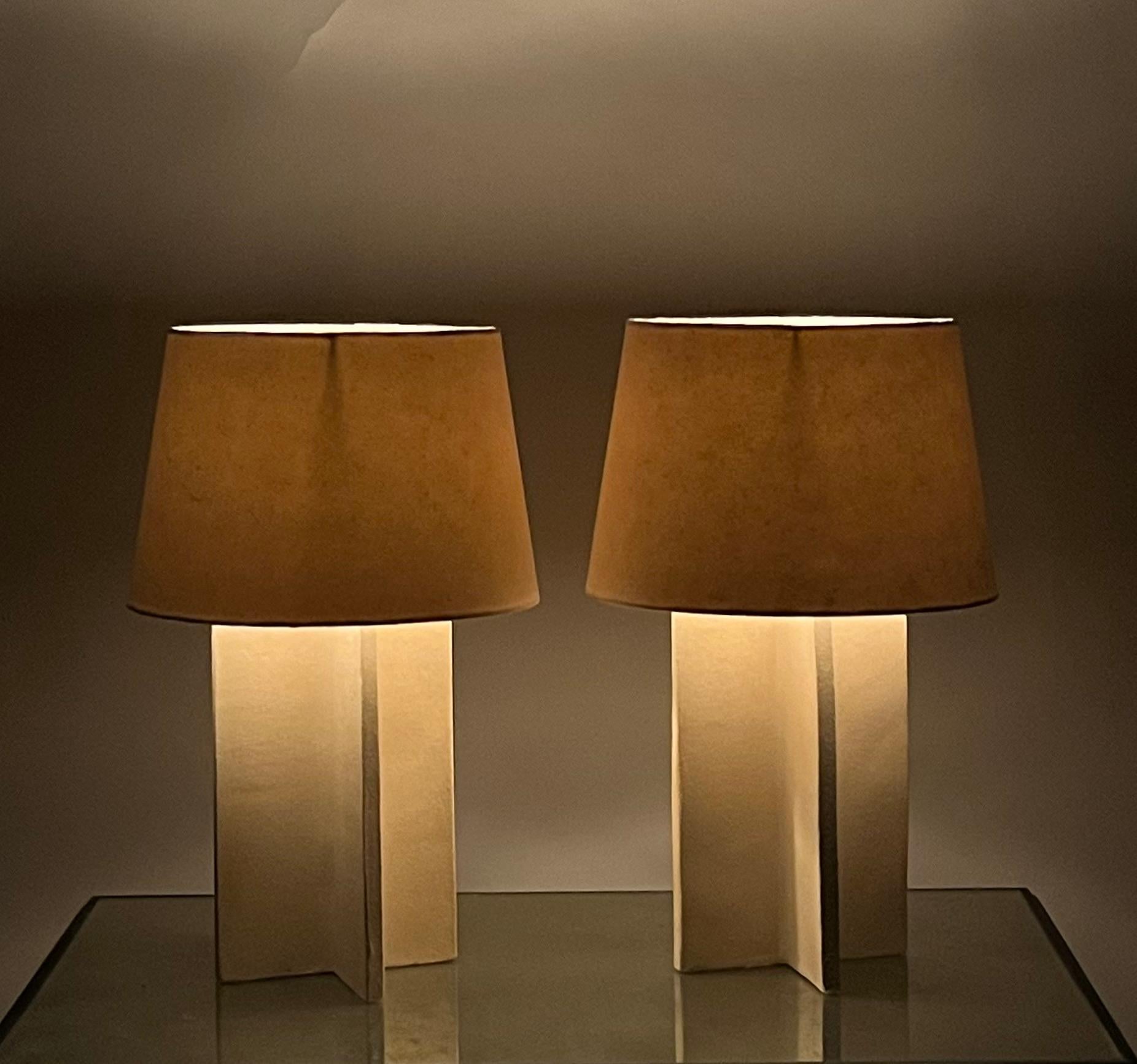 XXIe siècle et contemporain Paire de lampes 'Croisillon' en céramique crème avec abat-jour en parchemin par Design Frères en vente