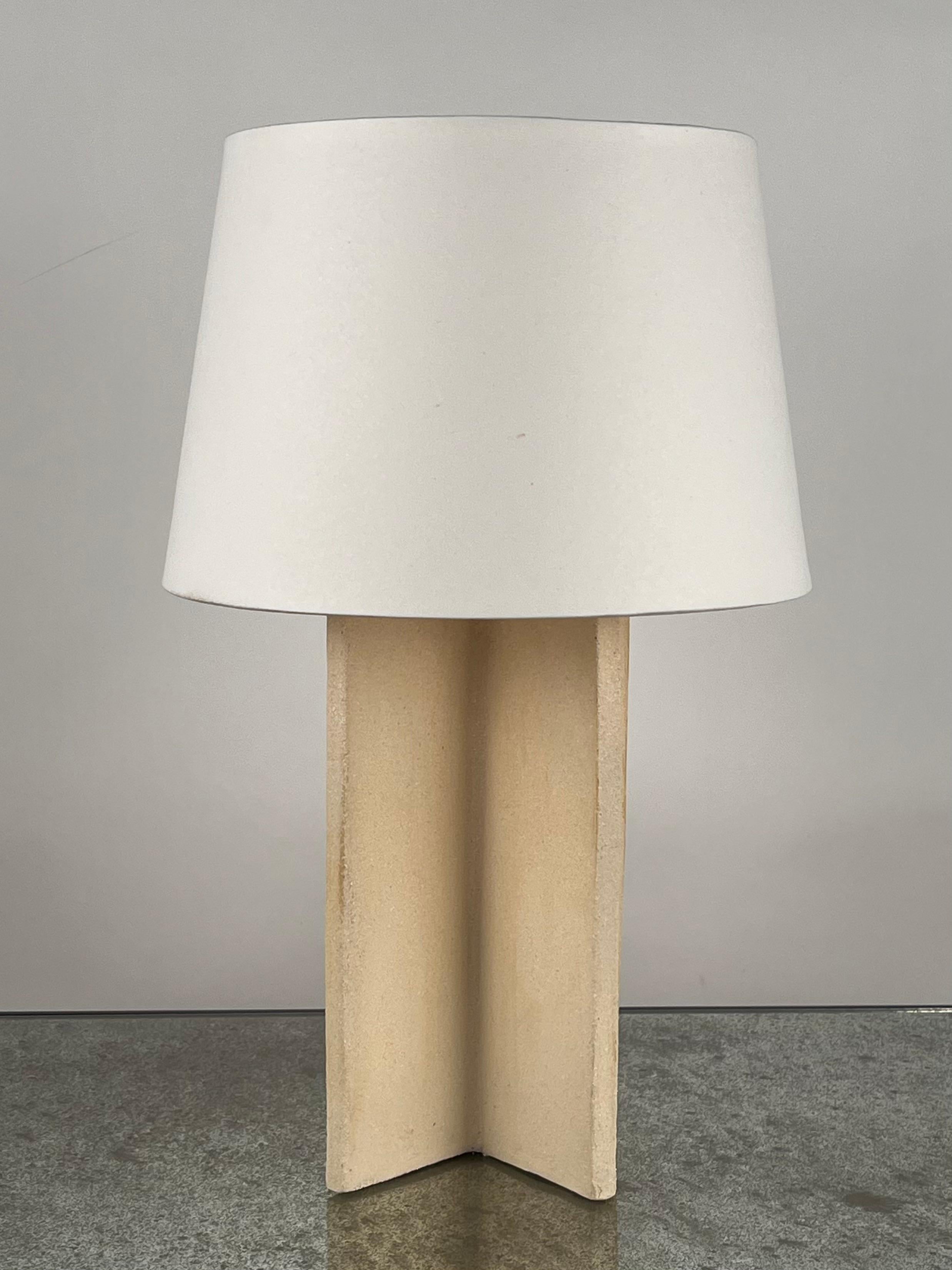 Paire de lampes 'Croisillon' en céramique crème avec abat-jour en parchemin par Design Frères en vente 2