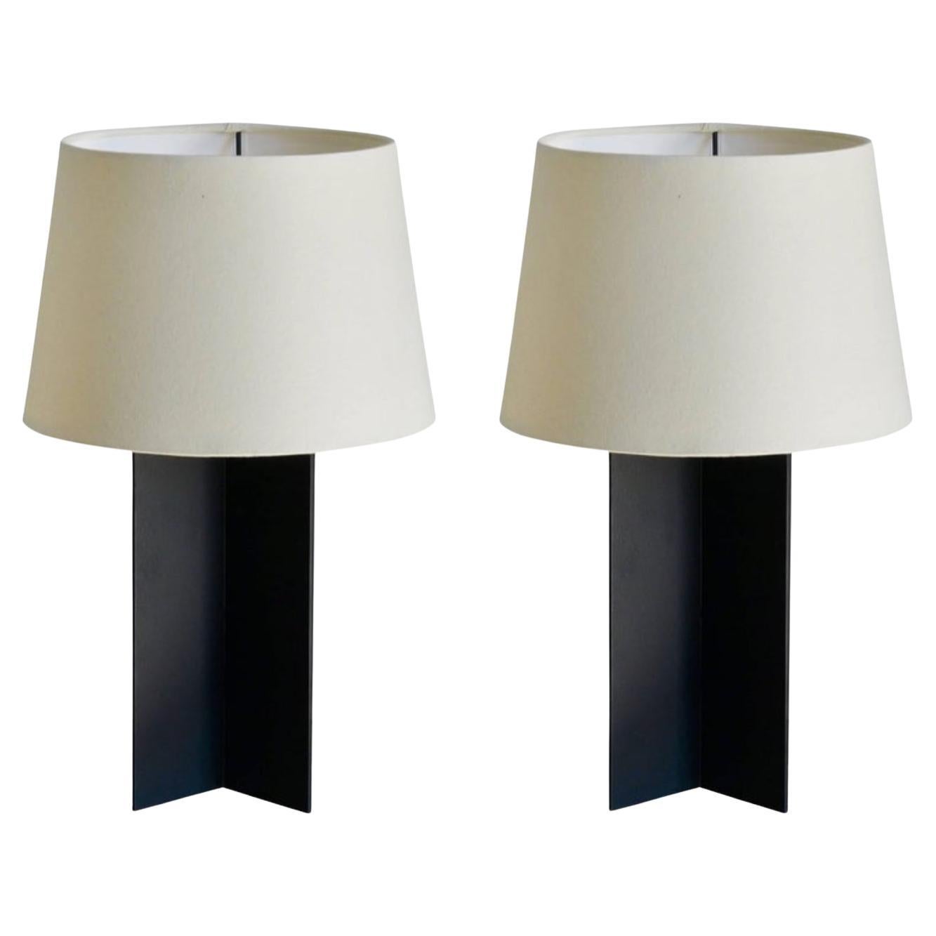 Paire de lampes 'Croisillon' en acier noir mat et parchemin par Design Frères