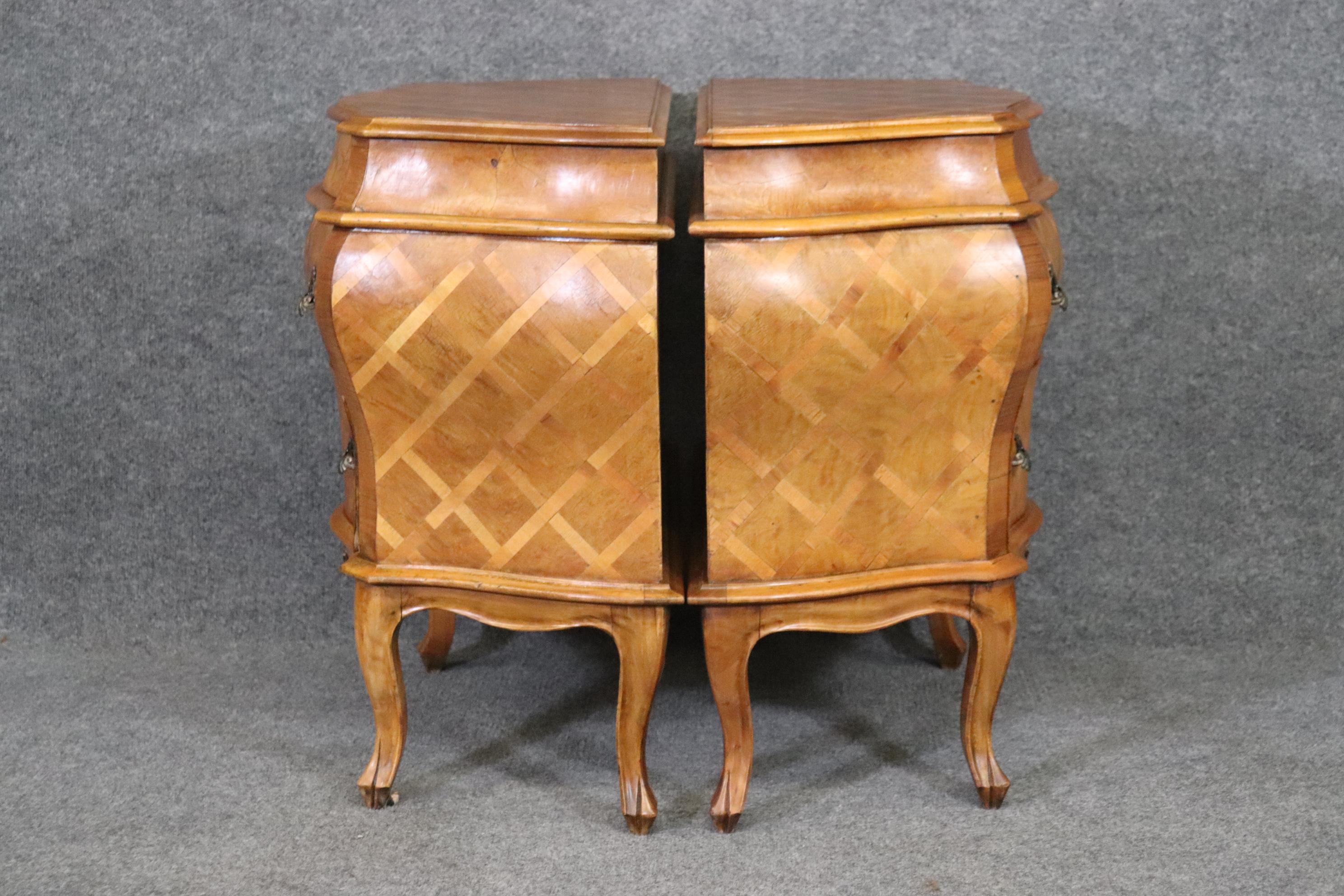 Pair of Cross-Hatch Inlaid Olivewood Italian Bombe Nightstands Endtables In Good Condition In Swedesboro, NJ