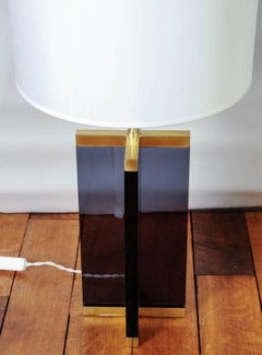 Paire de lampes de table en forme de croix en plexiglas foncé et laiton