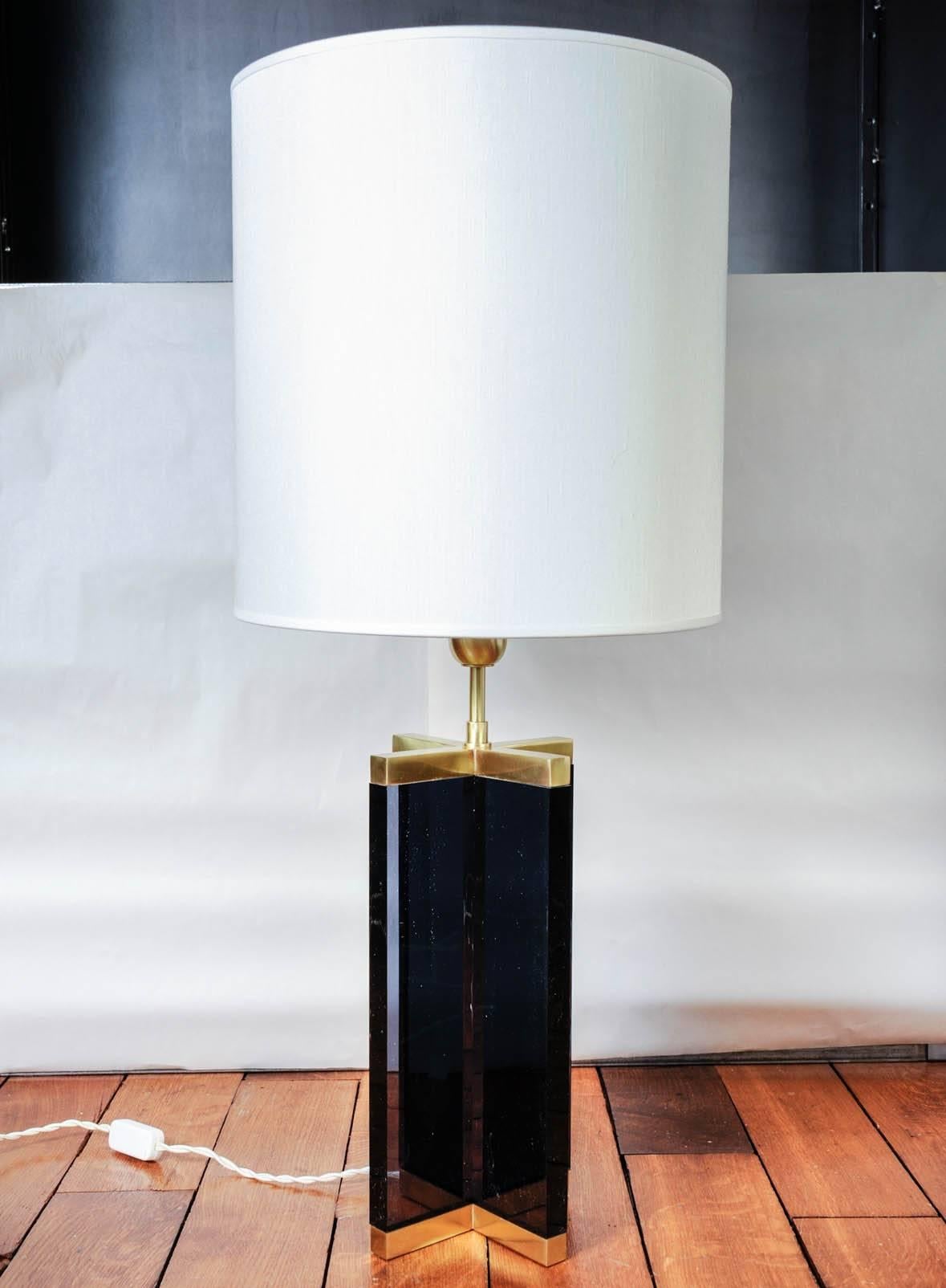 Modern Pair of Cross Table Lamps in Dark Plexiglass and Brass