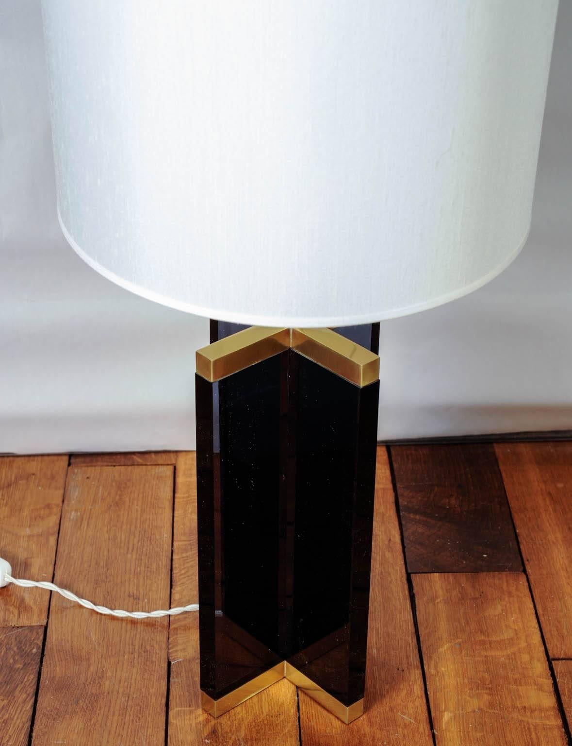 Pair of Cross Table Lamps in Dark Plexiglass and Brass In Excellent Condition In Saint-Ouen, IDF