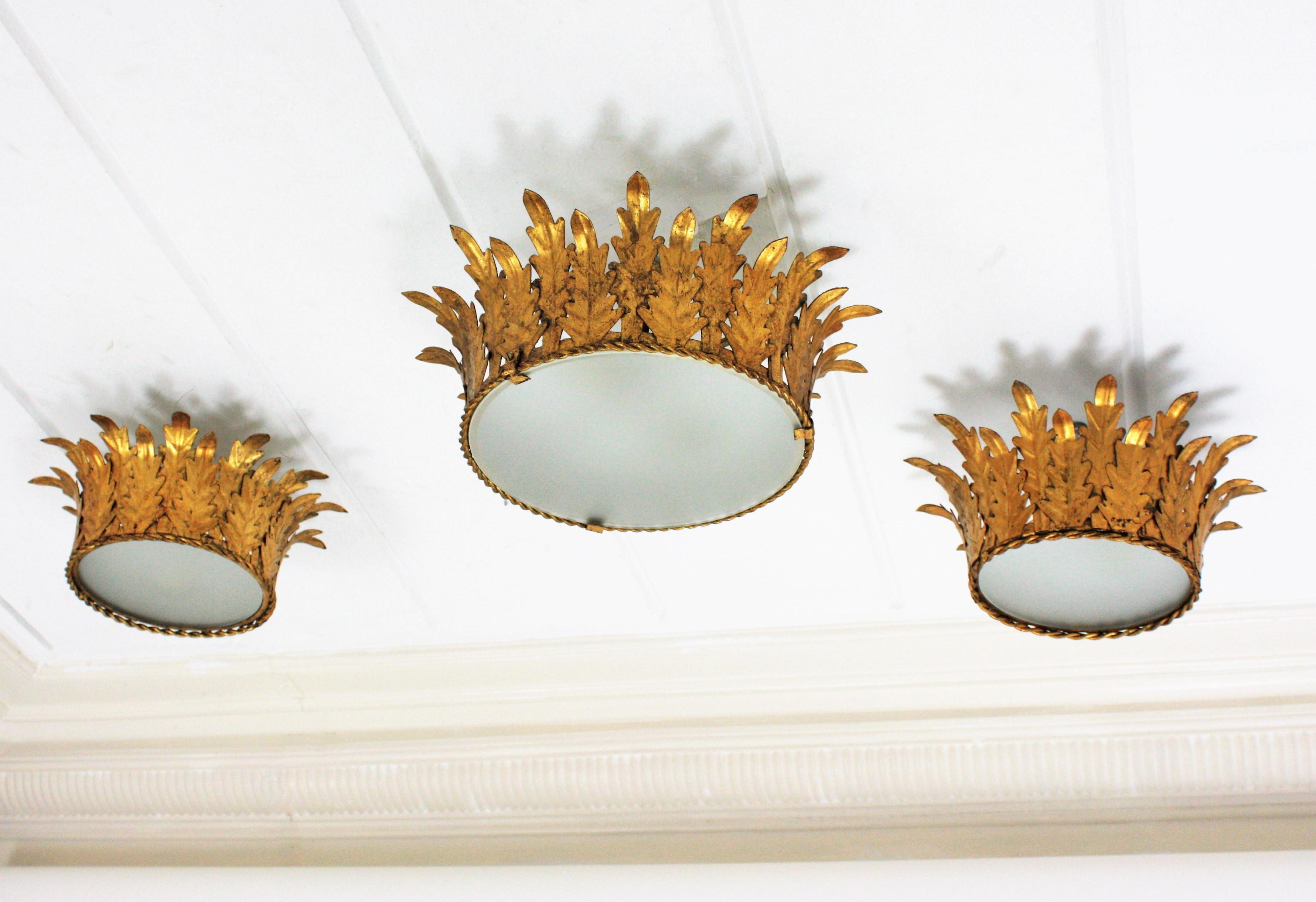 Pair of Crown Foliage Ceiling Light Fixtures in Gilt Iron and Frosted Glass In Good Condition In Barcelona, ES