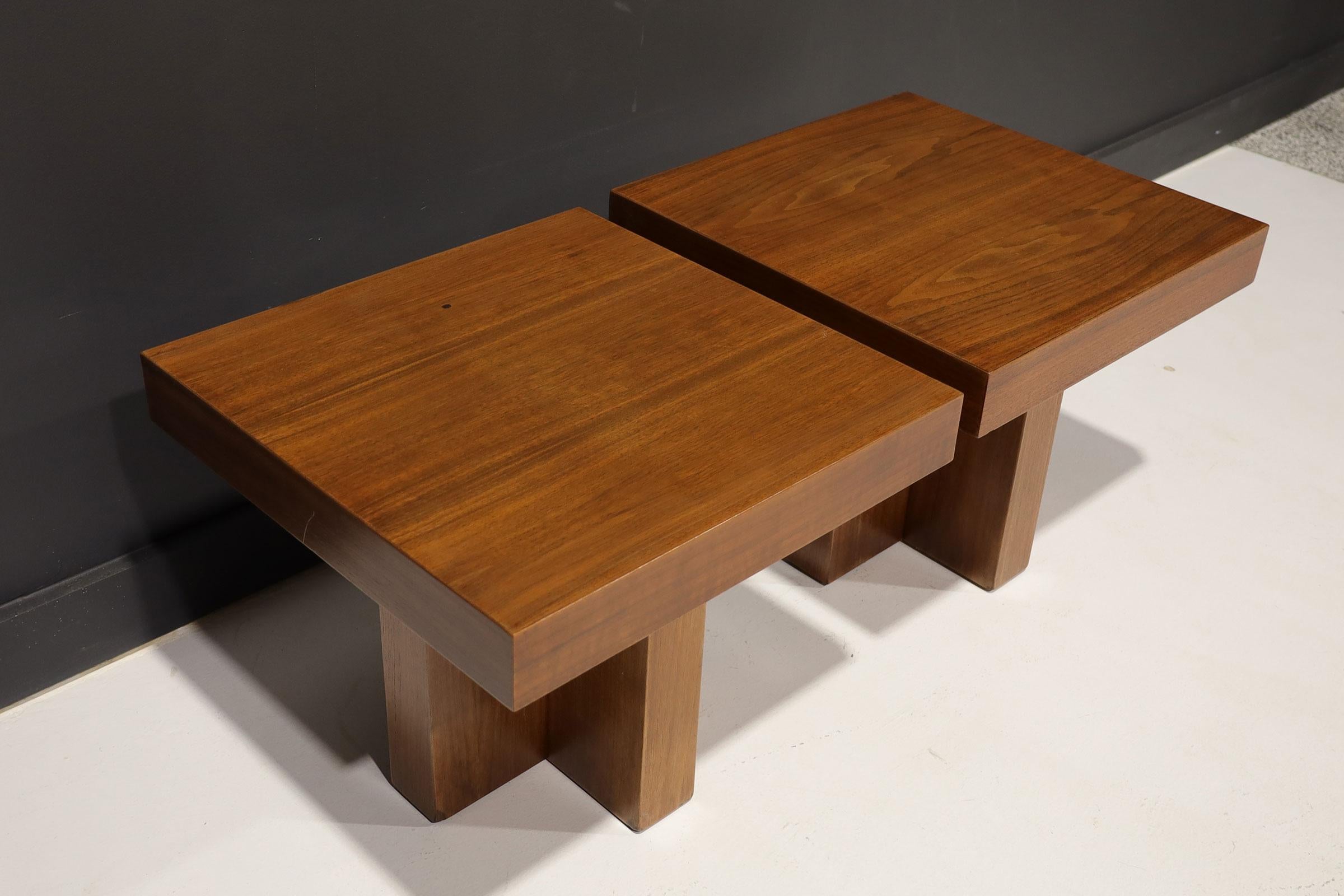 Pair of Cruciform Occasional Tables in the Style of Milo Baughman In Good Condition For Sale In Dallas, TX