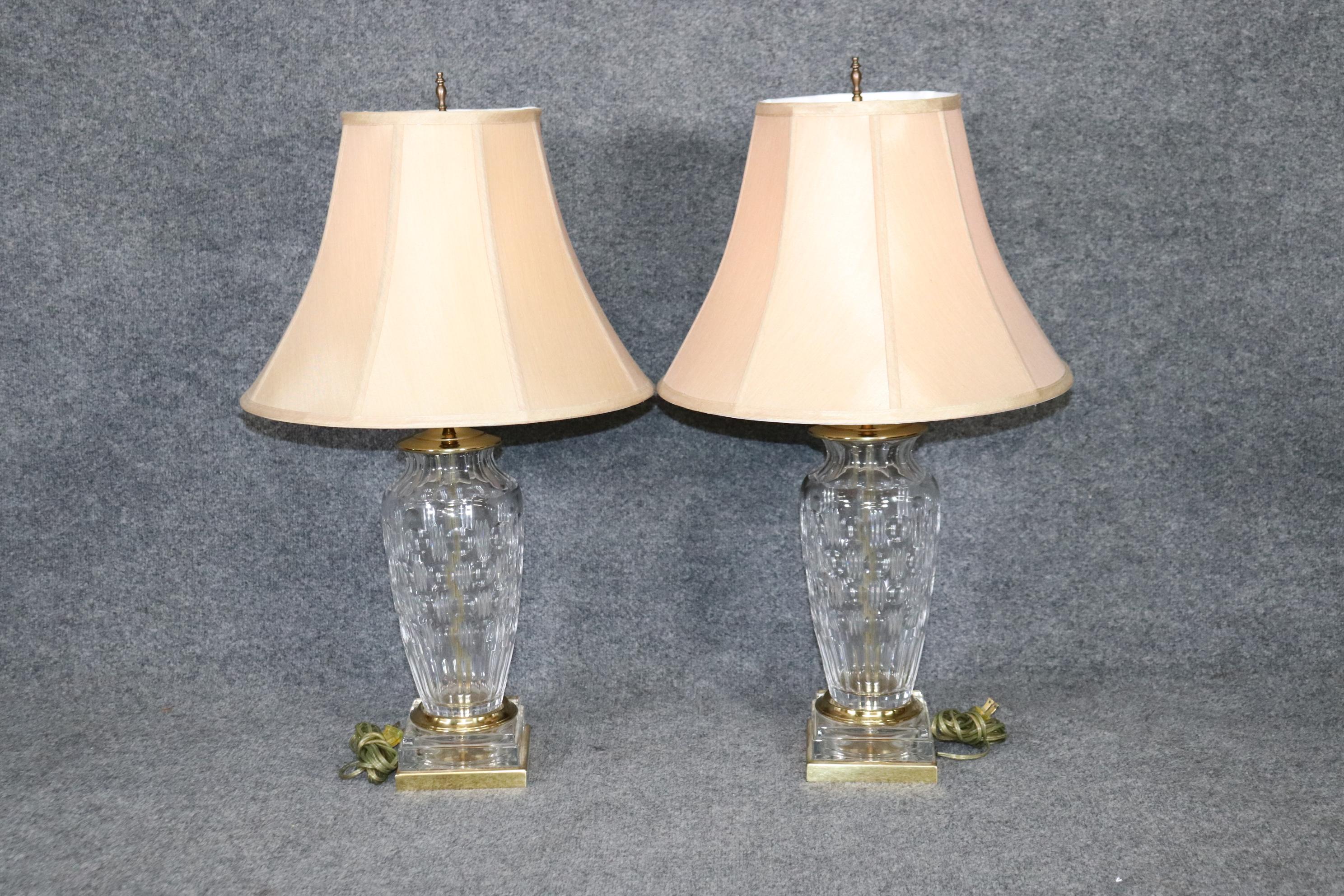Mid-Century Modern Paire de lampes en cristal et laiton attribuées à Waterford en vente