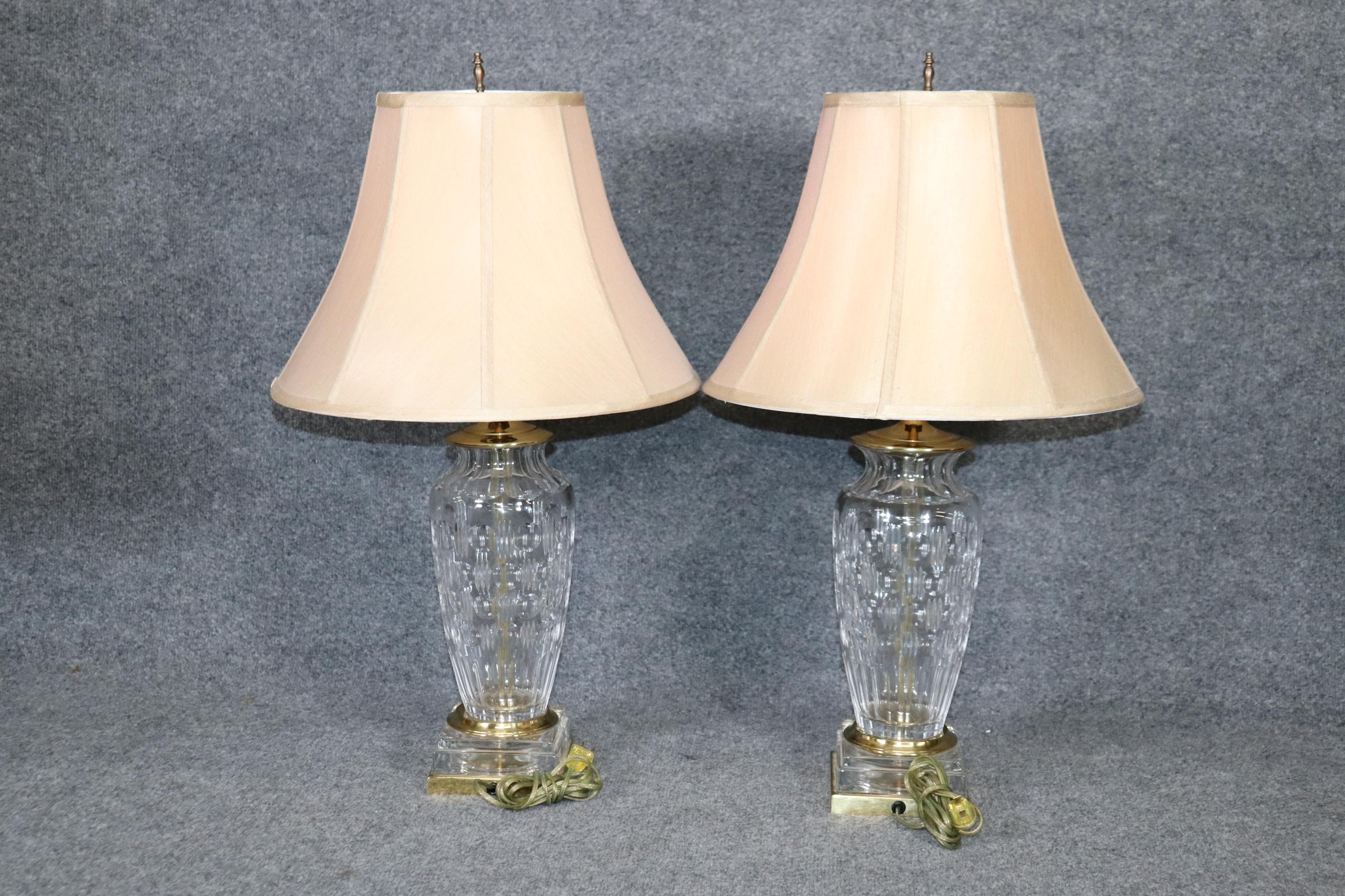 irlandais Paire de lampes en cristal et laiton attribuées à Waterford en vente