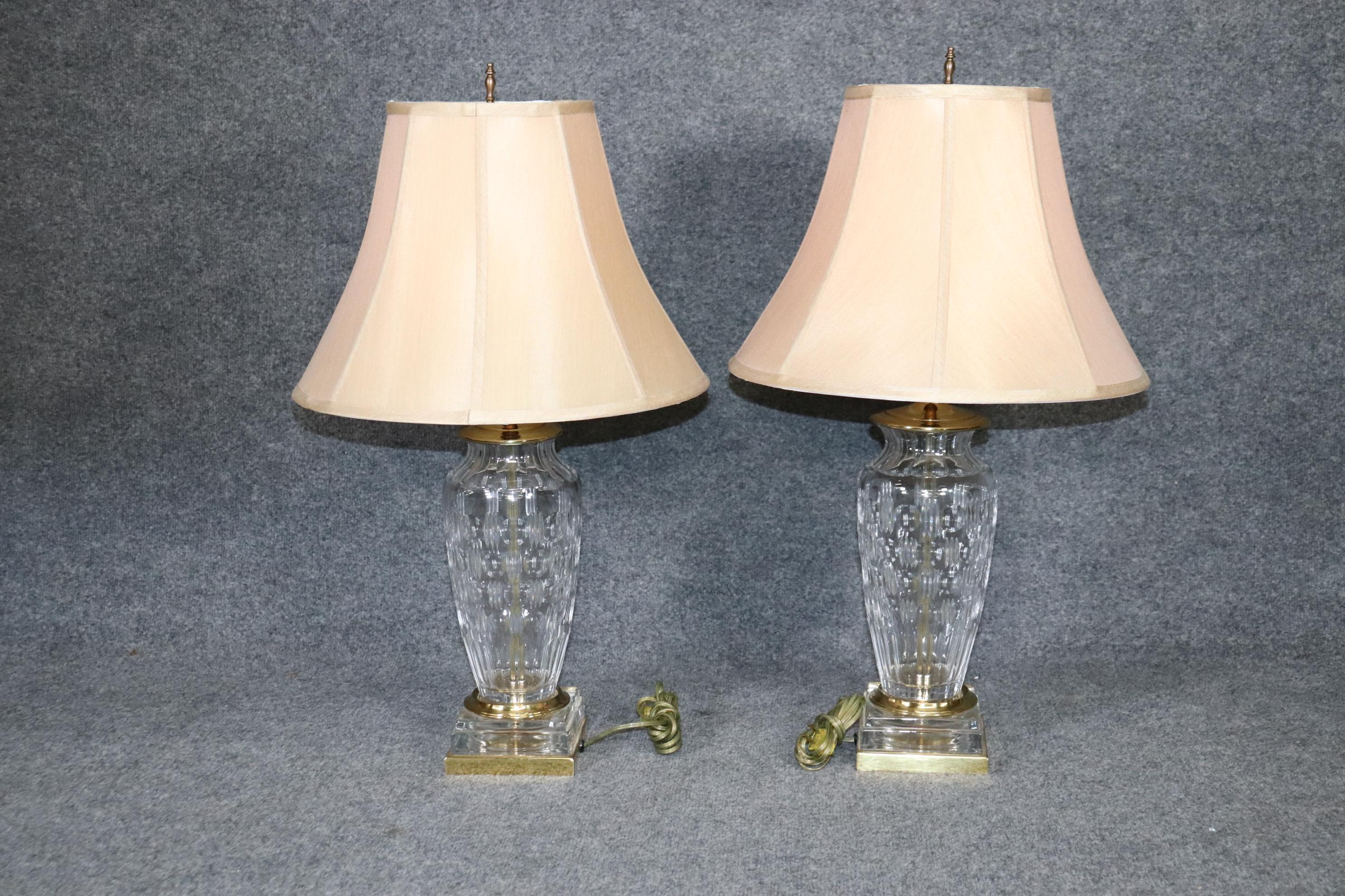 Paire de lampes en cristal et laiton attribuées à Waterford Bon état - En vente à Swedesboro, NJ