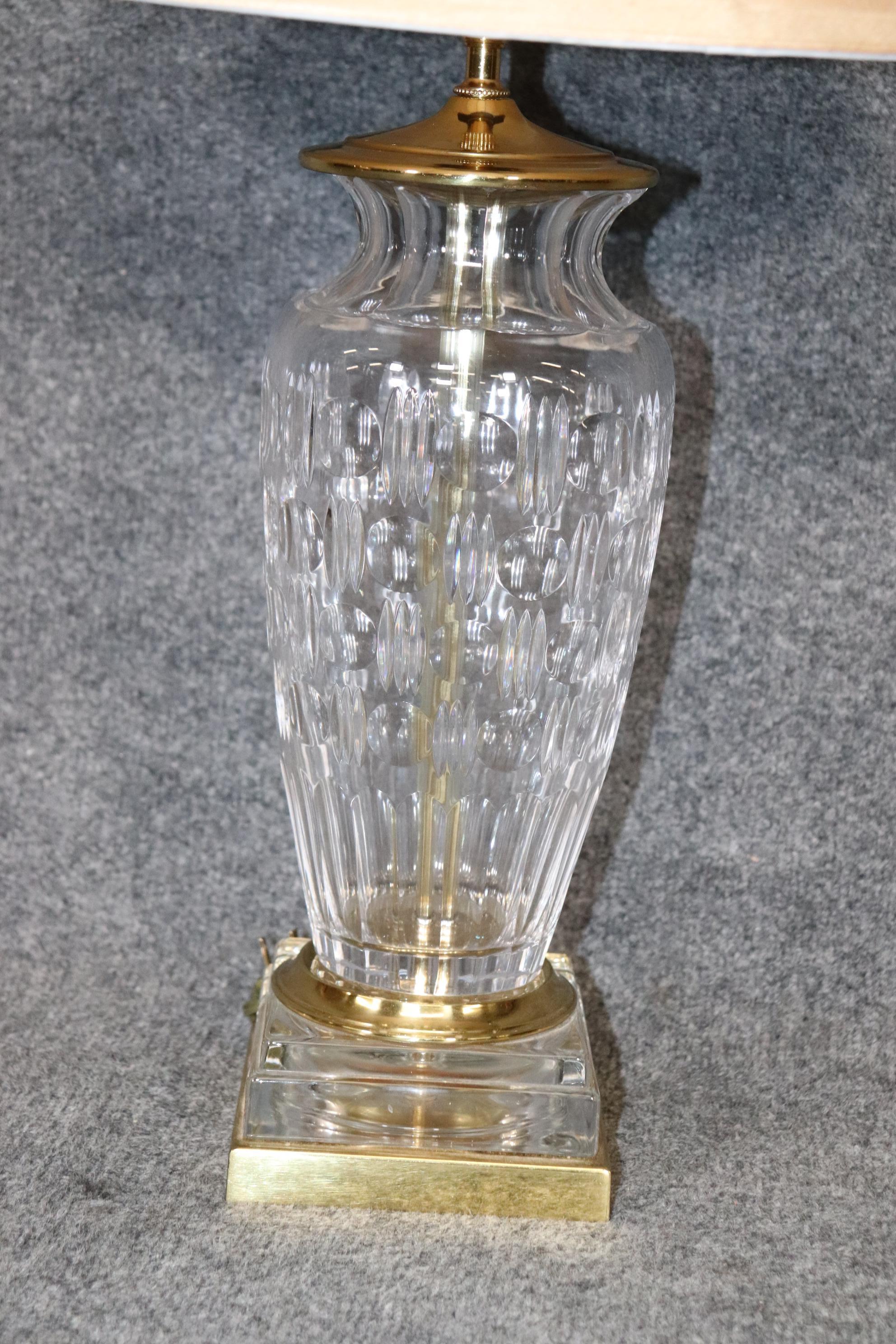 Laiton Paire de lampes en cristal et laiton attribuées à Waterford en vente