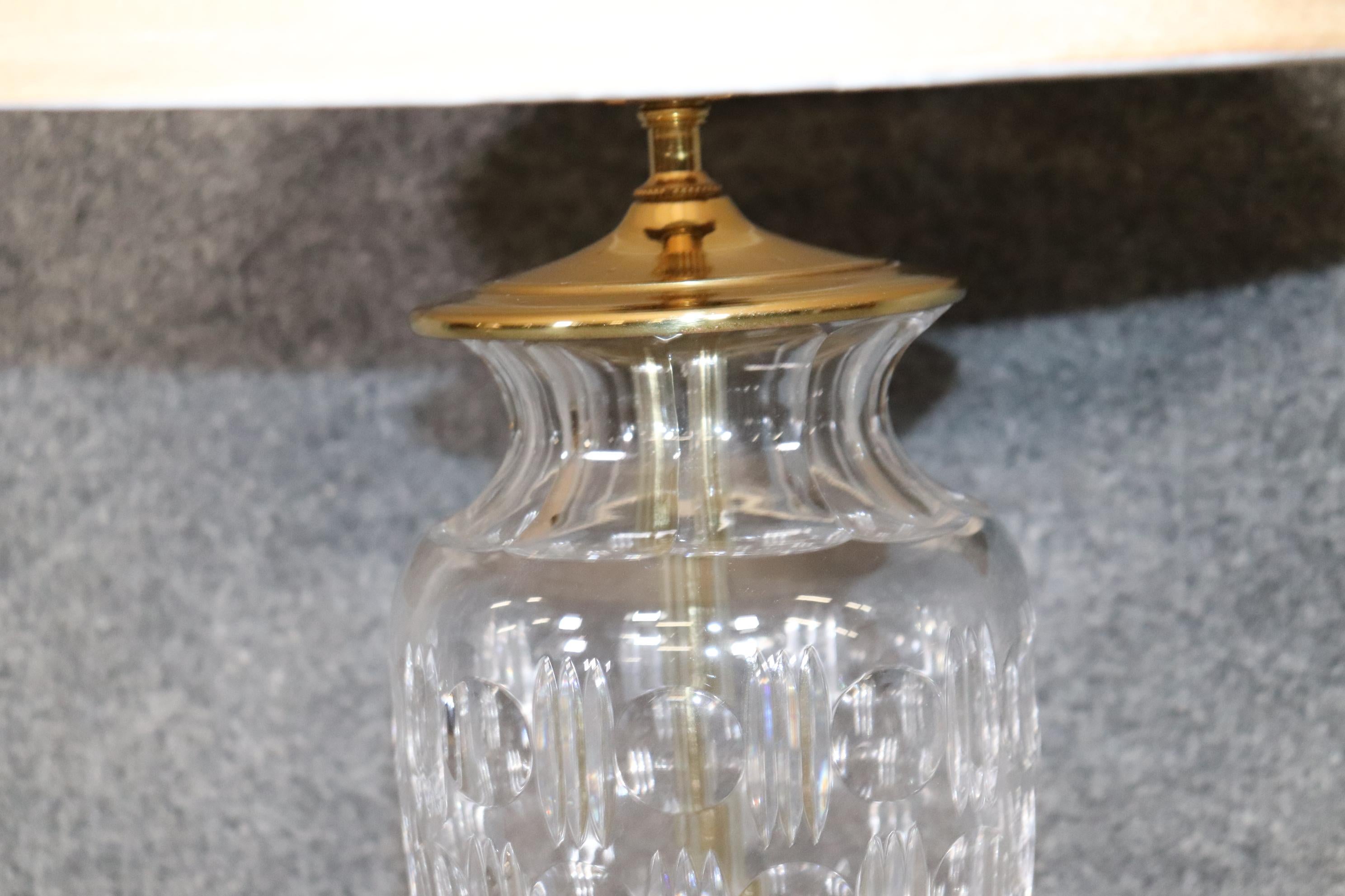 Paire de lampes en cristal et laiton attribuées à Waterford en vente 2
