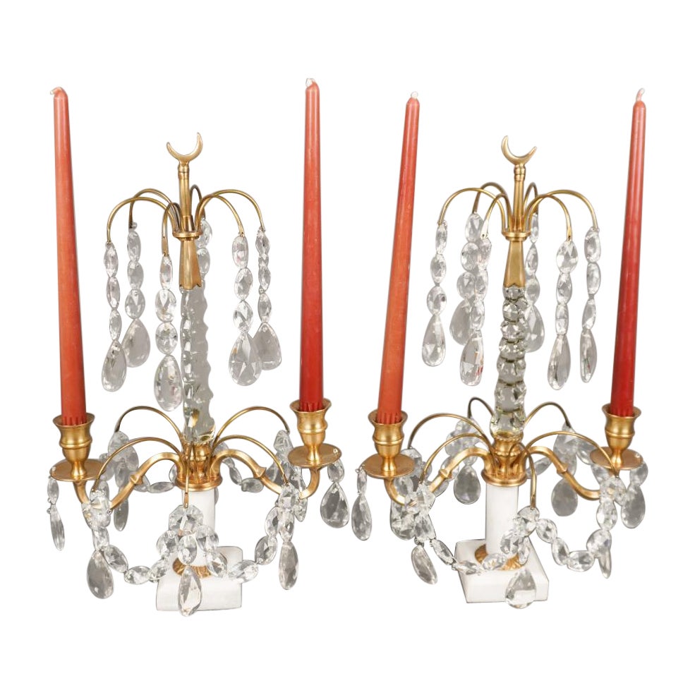 Pareja De Candelabros De Mesa De Dos Luces De Cristal Y Latón Sobre Zócalo De Mármol en venta