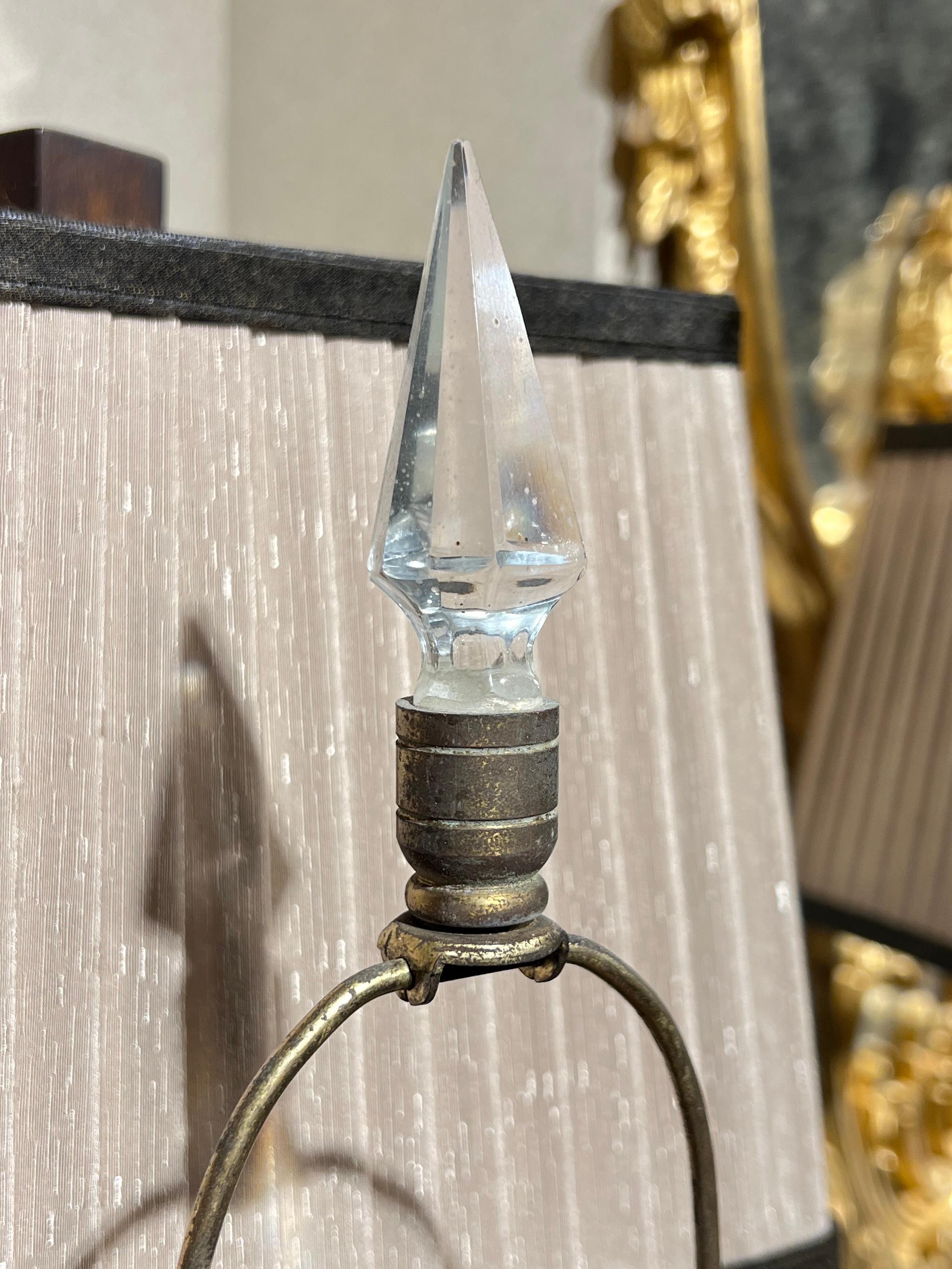 Pareja de cristal de mediados de siglo y  Lámparas de bronce grabado estilo Caldwell